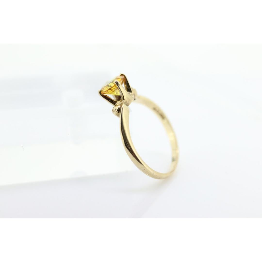 Vintage des années 1990
Taille : 7 US
MATERIAL : Or
Pierre précieuse : Saphir
Couleur des pierres : rose

Couleur de la bande : jaune

Superbe bague solitaire en saphir jaune. Saphir retenu par 4 griffes et en or jaune 10k. Poinçonné comme.

Condit
