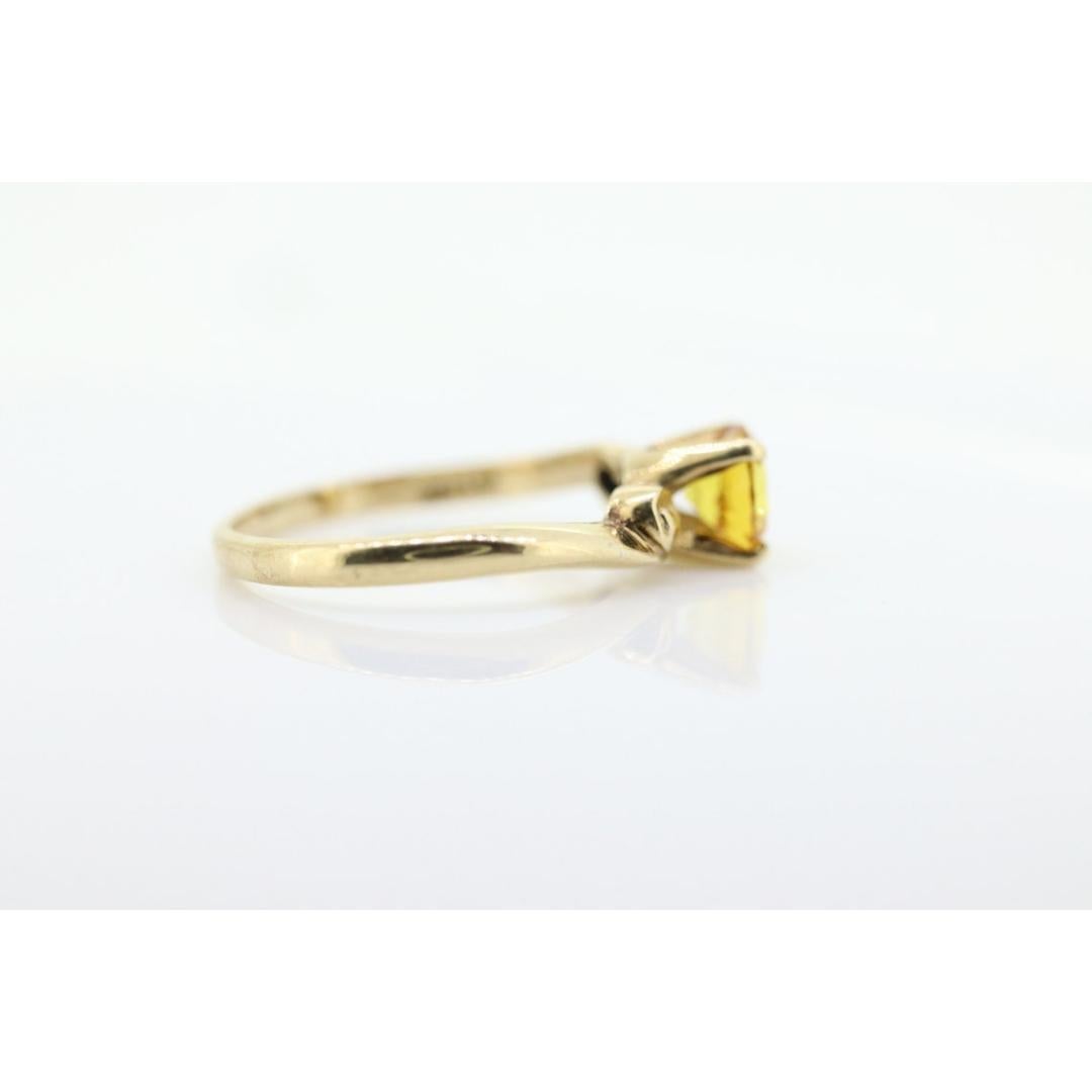 Bague saphir rond 10 carats saphir jaune saphir jaune. Bague solitaire jaune saphir Bon état - En vente à Port Charlotte, FL