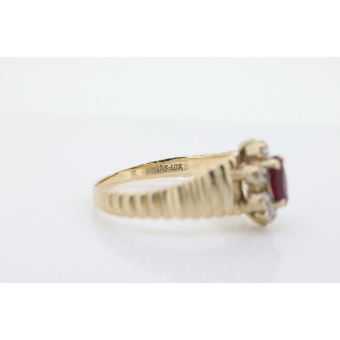 Vintage des années 1980
Taille : 7 1/4 US
MATERIAL : Or
Pierre précieuse : Rubis
Couleur des pierres : Rouge
Couleur du bracelet : jaune
Style : Art nouveau
Magnifique bague, très rare à trouver. Or jaune 10k. Poinçonné et testé comme il se