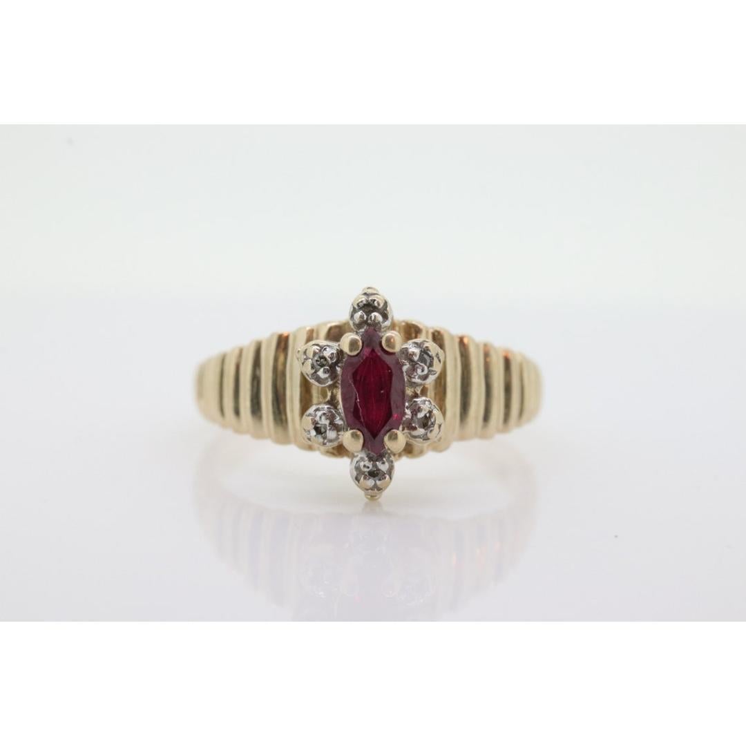 Bague HALO en or jaune 10k avec rubis et diamants. Bague Halo Rubis en or jaune 10k à tige cannelée Bon état - En vente à Port Charlotte, FL