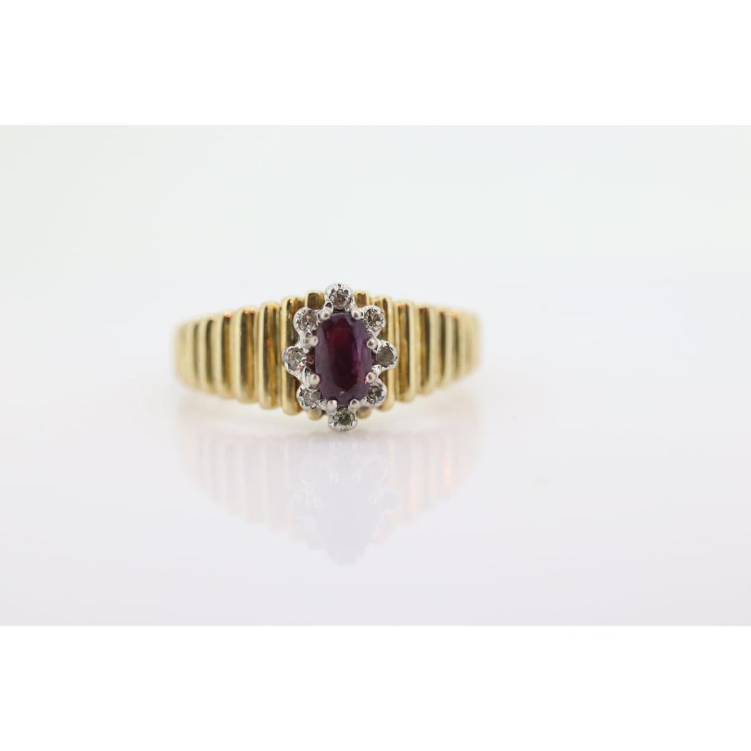 Anillo HALO de Rubíes y Diamantes de 10k. Anillo HALO de rubíes con caña acanalada de oro amarillo de 10k. en Bueno estado para la venta en Port Charlotte, FL