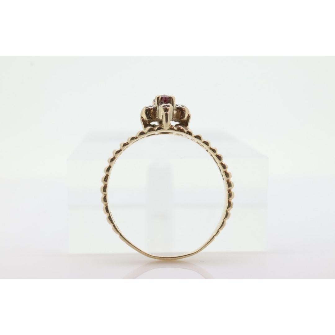 Bague HALO en or jaune 10k avec rubis et diamants. Bague Halo Rubis en or jaune 10k à tige cannelée Pour femmes en vente