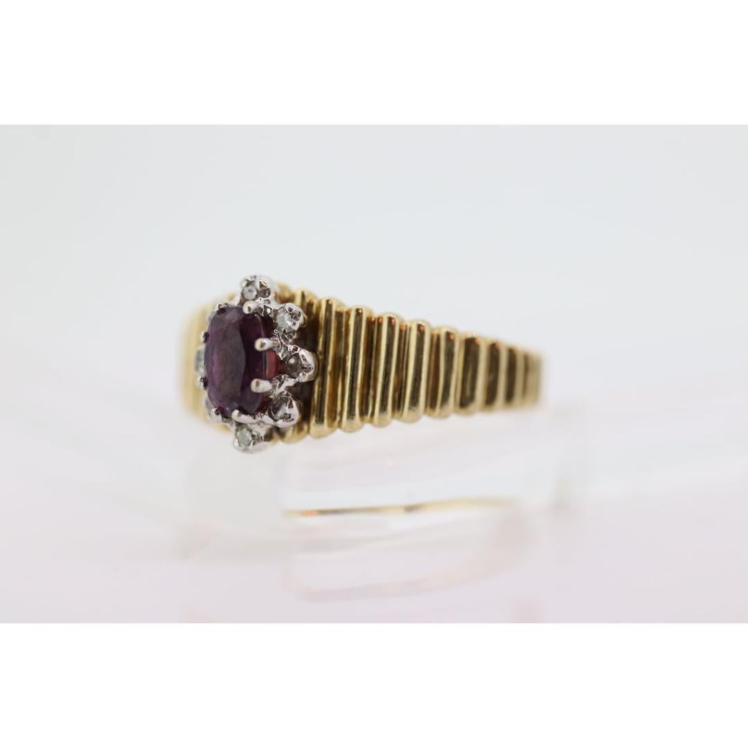 De las mujeres Anillo HALO de Rubíes y Diamantes de 10k. Anillo HALO de rubíes con caña acanalada de oro amarillo de 10k. en venta