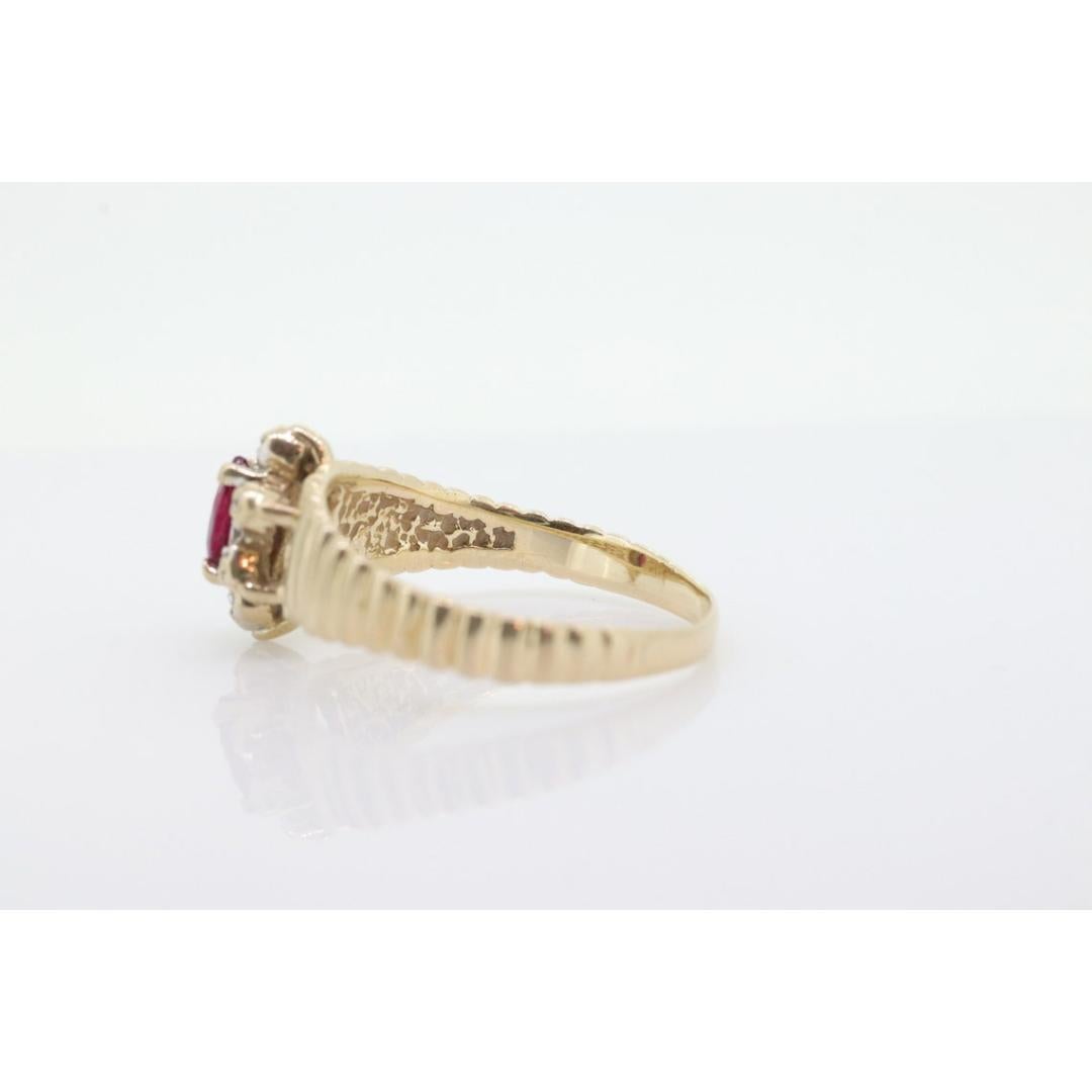 Bague HALO en or jaune 10k avec rubis et diamants. Bague Halo Rubis en or jaune 10k à tige cannelée en vente 1
