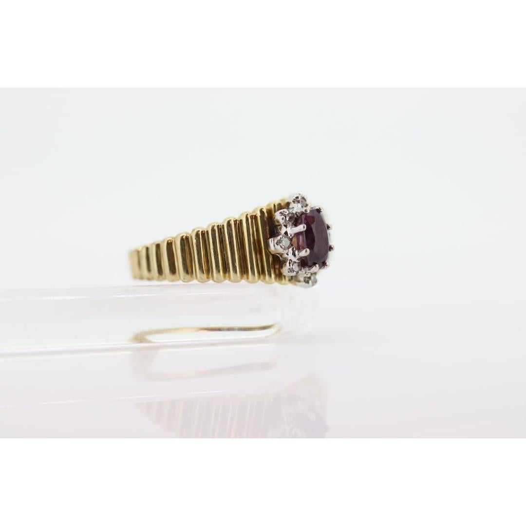 Anillo HALO de Rubíes y Diamantes de 10k. Anillo HALO de rubíes con caña acanalada de oro amarillo de 10k. en venta 1