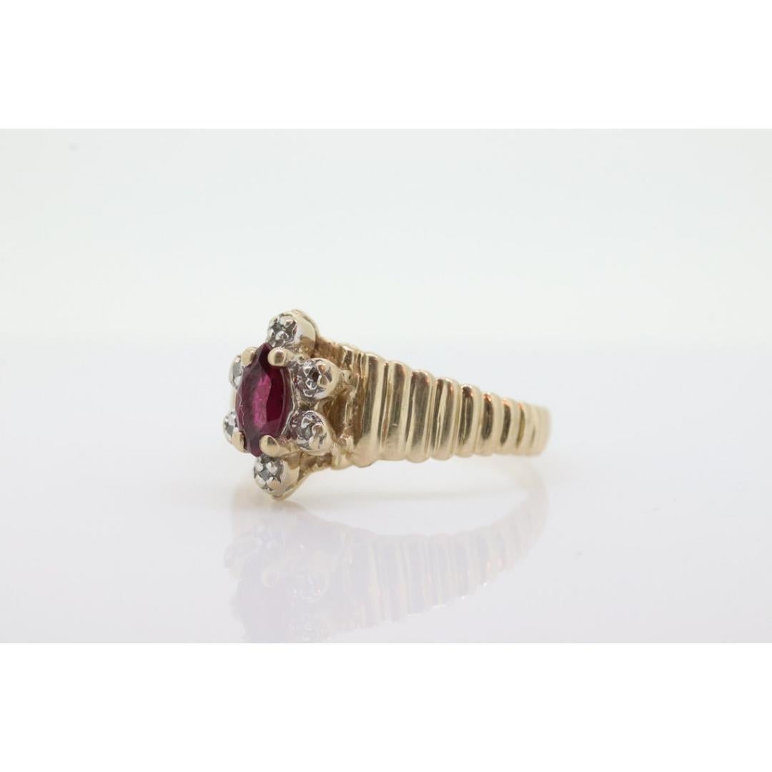 Bague HALO en or jaune 10k avec rubis et diamants. Bague Halo Rubis en or jaune 10k à tige cannelée en vente 2