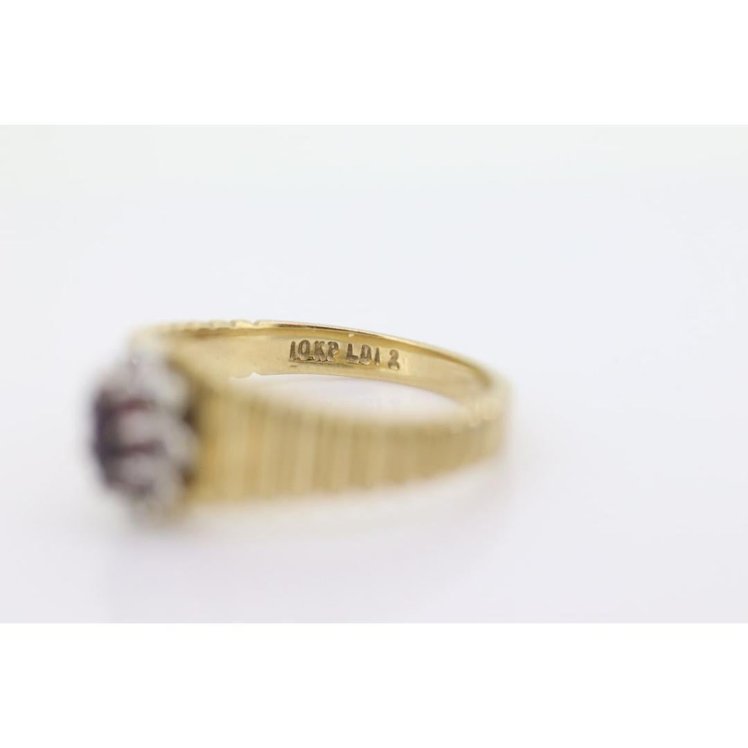 Anillo HALO de Rubíes y Diamantes de 10k. Anillo HALO de rubíes con caña acanalada de oro amarillo de 10k. en venta 2