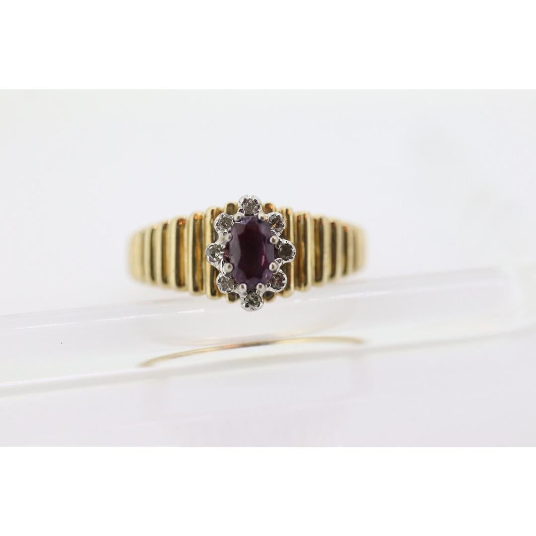 Anillo HALO de Rubíes y Diamantes de 10k. Anillo HALO de rubíes con caña acanalada de oro amarillo de 10k. en venta 3