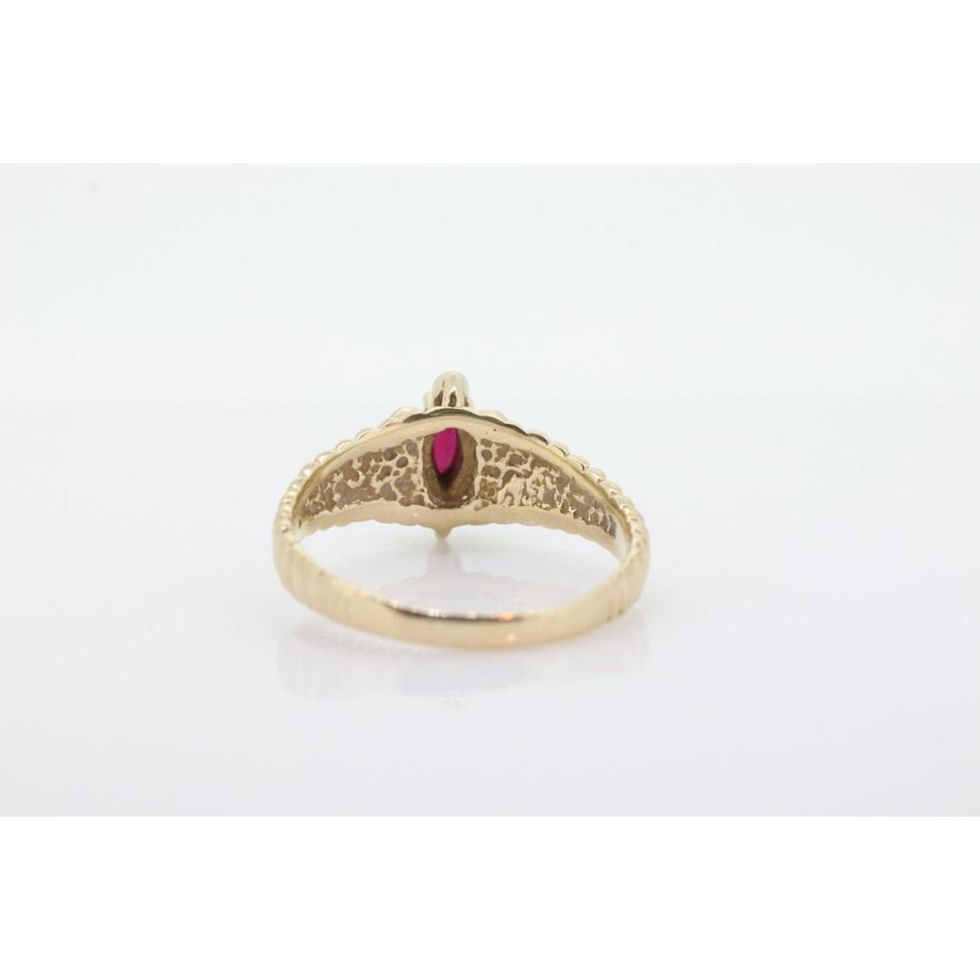 Bague HALO en or jaune 10k avec rubis et diamants. Bague Halo Rubis en or jaune 10k à tige cannelée en vente 4