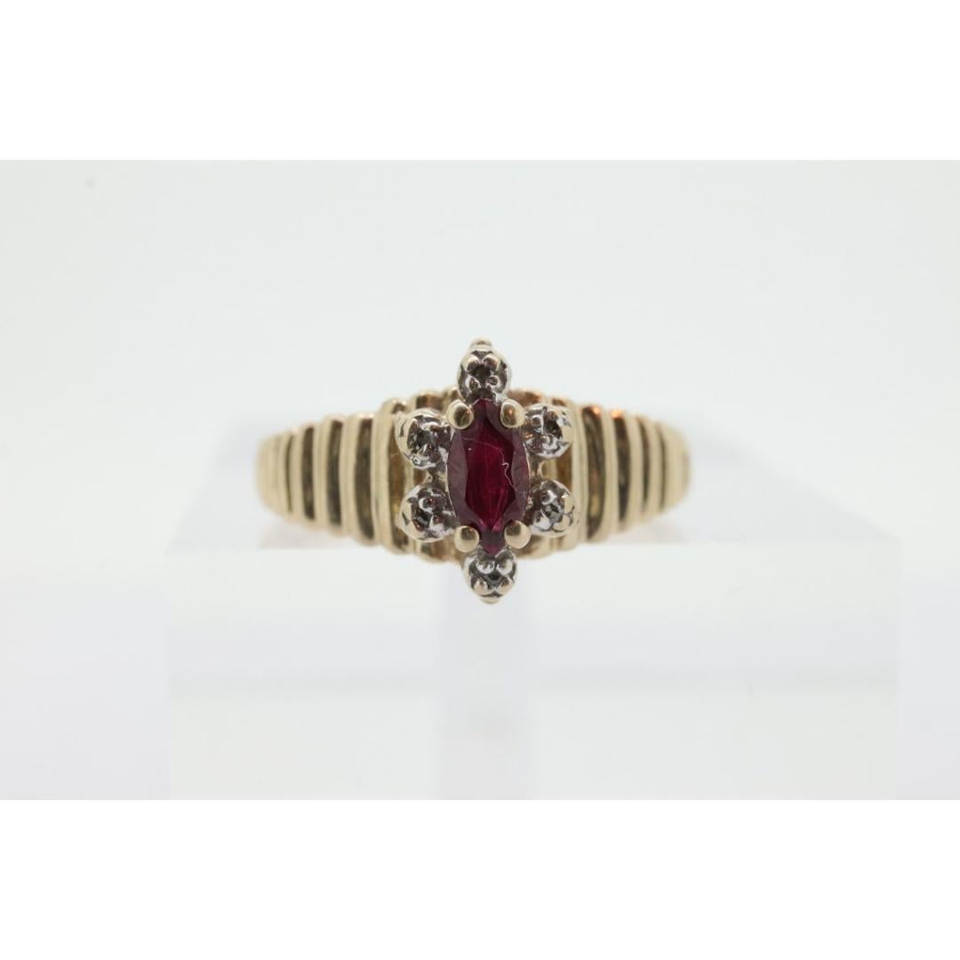 Bague HALO en or jaune 10k avec rubis et diamants. Bague Halo Rubis en or jaune 10k à tige cannelée en vente 5