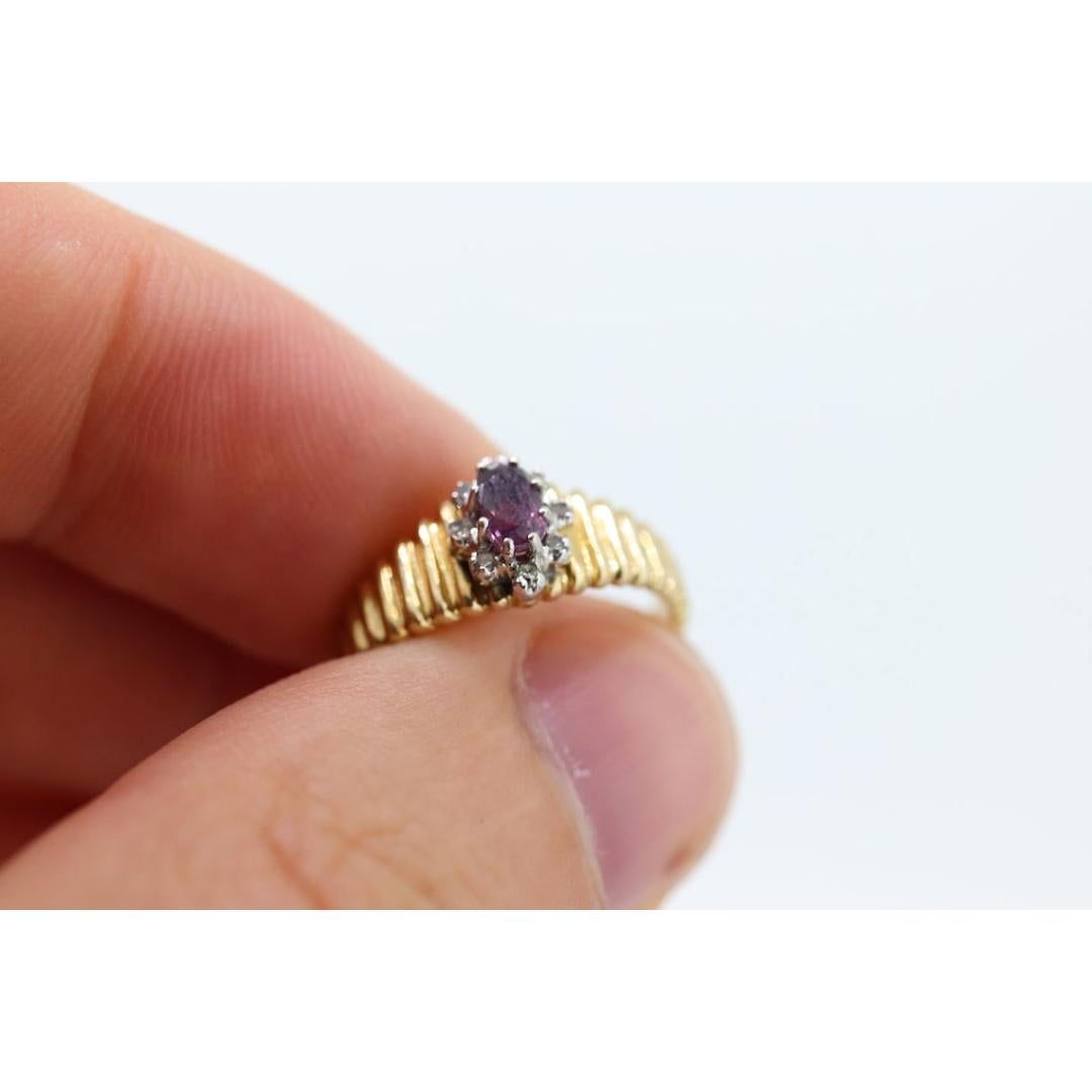 Anillo HALO de Rubíes y Diamantes de 10k. Anillo HALO de rubíes con caña acanalada de oro amarillo de 10k. en venta 5