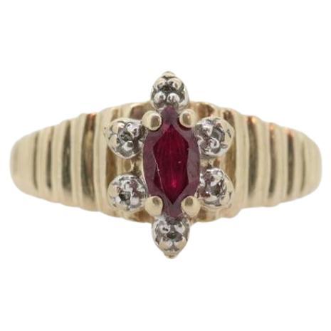 Anillo HALO de Rubíes y Diamantes de 10k. Anillo HALO de Rubí con caña acanalada de oro amarillo de 10k