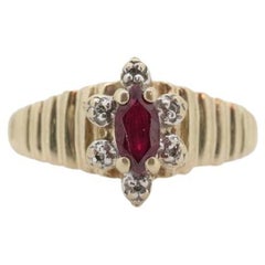 Anillo HALO de Rubíes y Diamantes de 10k. Anillo HALO de Rubí con caña acanalada de oro amarillo de 10k