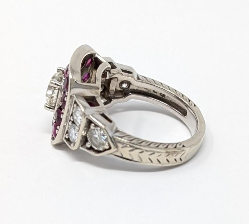 Anello con rubino e diamante incastonati in oro bianco massiccio 10k. Questo è un pezzo che cattura l'attenzione! Si adatta al meglio a un dito di taglia 5,75 ed è stampato 10K R e LG all'interno del cinturino. Misura 0,55 pollici nei punti più