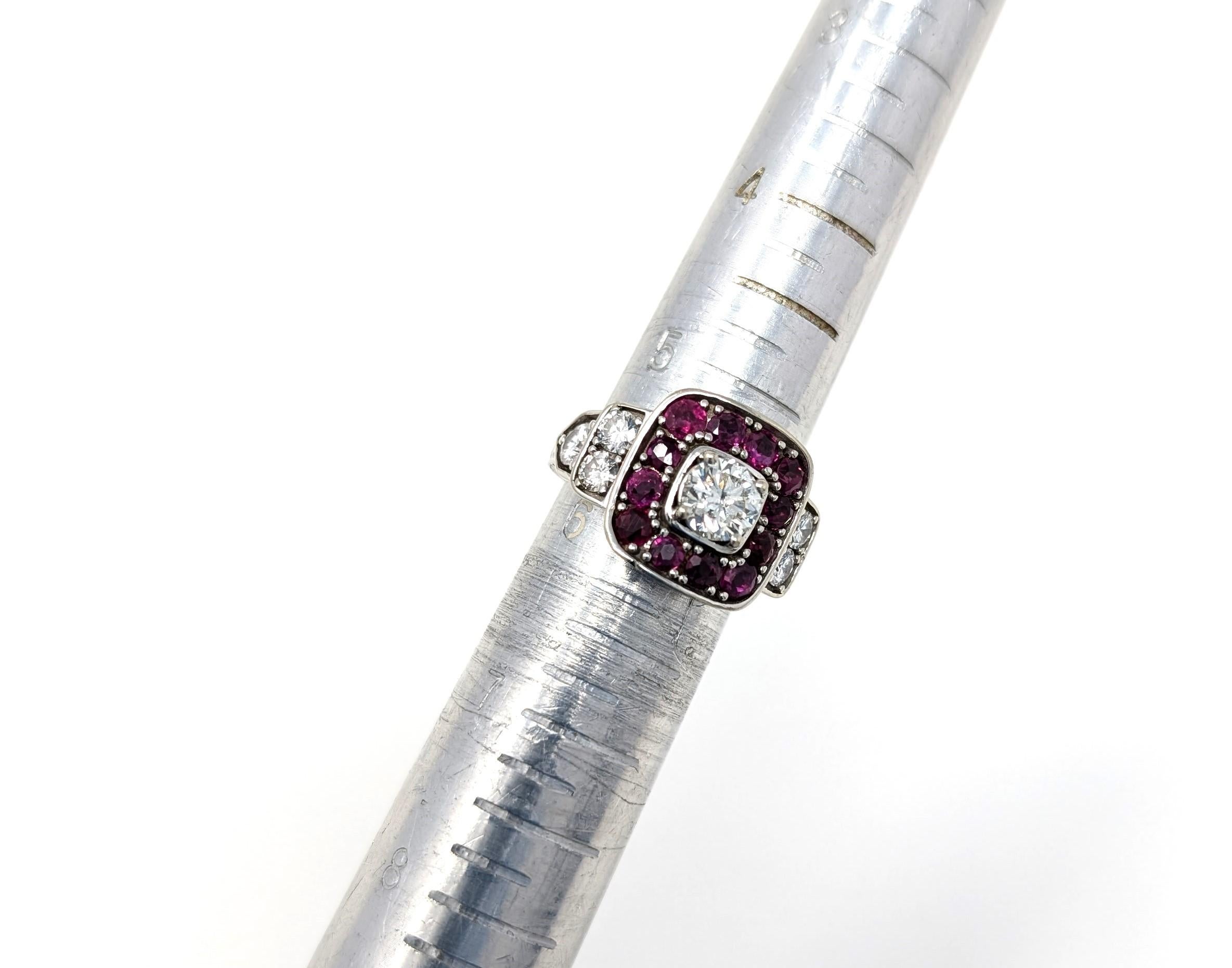 Anello con rubino e diamanti in oro bianco massiccio Dichiarazione quadrata misura 5,75 USA in vendita 1