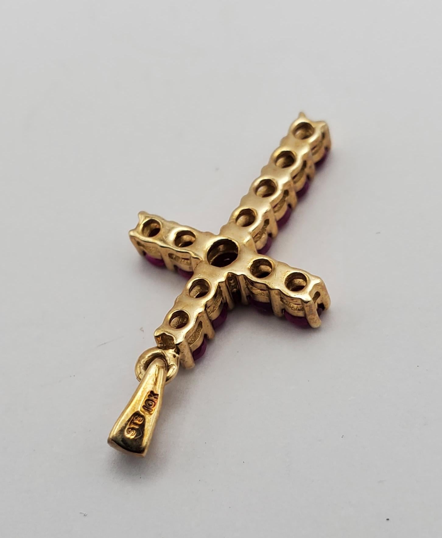 Colgante Cruz de Rubí 10K en Bueno estado para la venta en Pittsburgh, PA