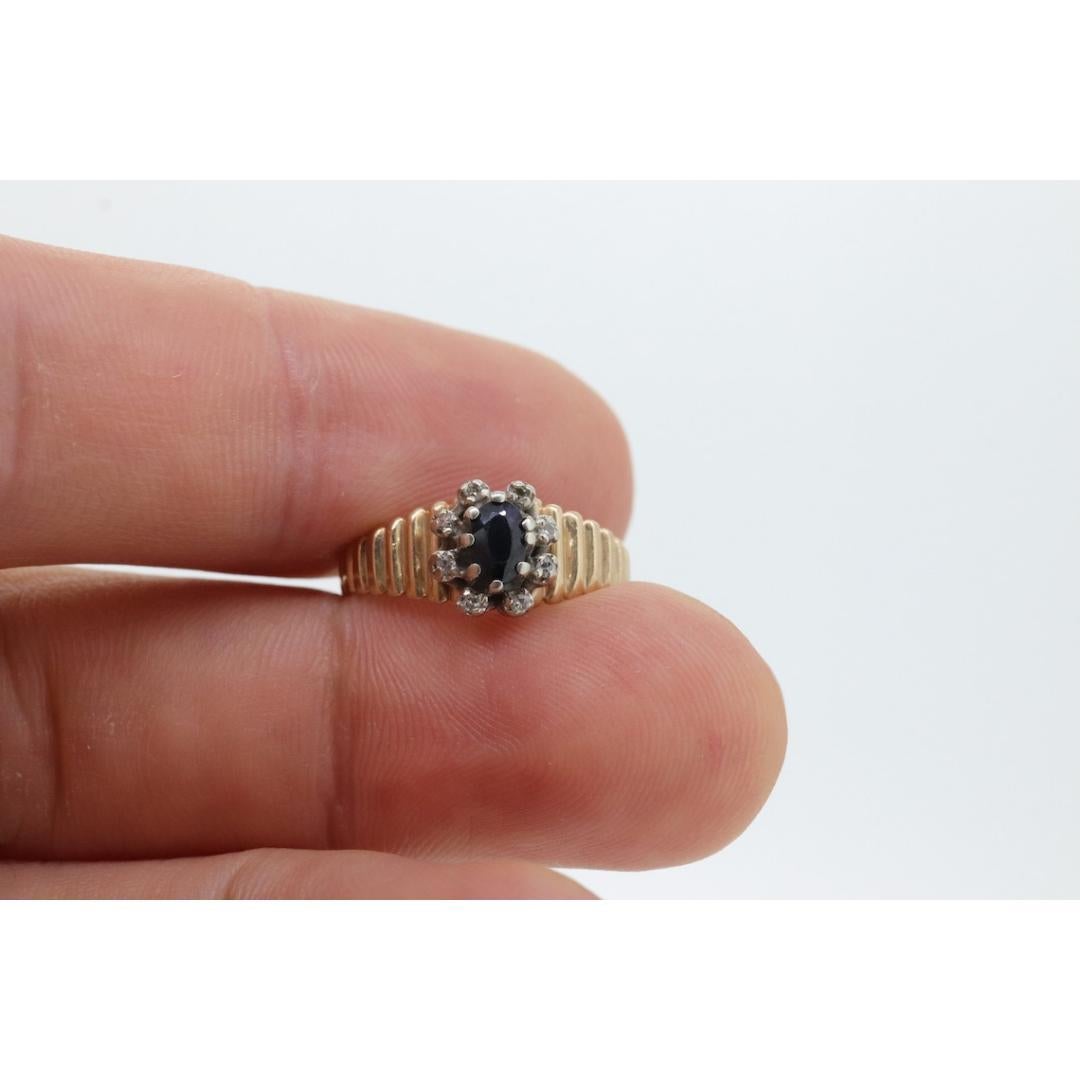 Women's or Men's 10k Sapphire and diamond Halo ring. 10k Blue sapphire and diamond ribbed band. For Sale