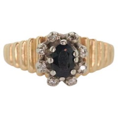 Anillo Halo de zafiro y diamante de 10k. Anillo acanalado de zafiro azul y diamantes de 10k.
