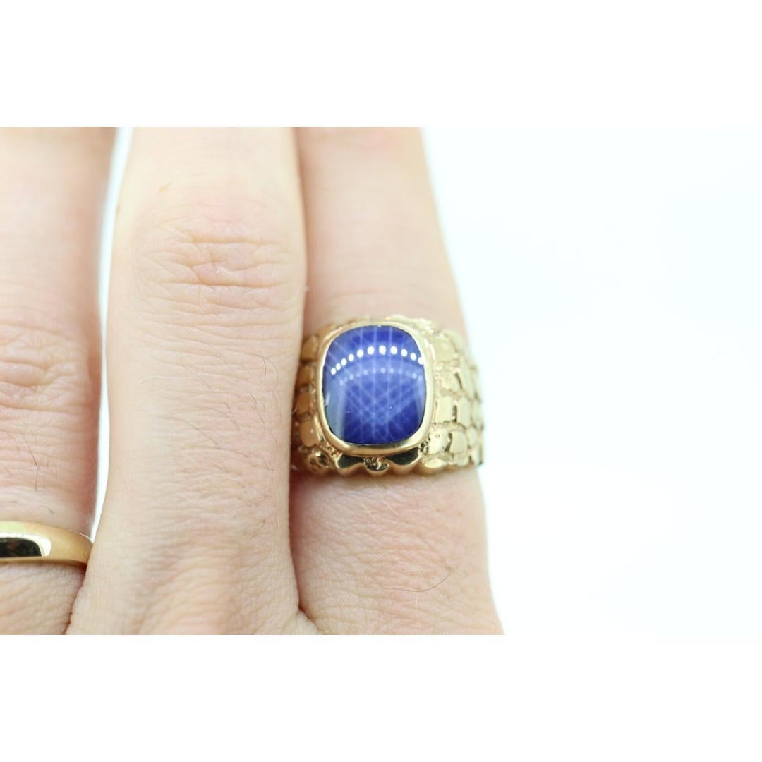 Vintage from the 1970s
Size: 10 US
Materials: White gold
Gemstone: Sapphire
Gem color: Blue
Band color: Yellow

Style: Art nouveau

Wonderful Signet ring with a cabochon star sapphire flat rectangle cabochon.

The star is vivid in any light and