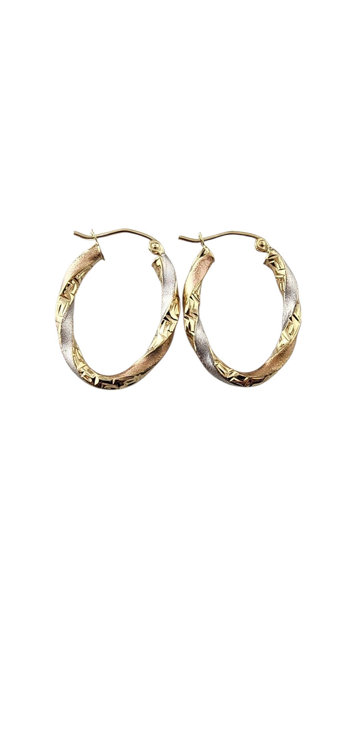 10k Tri-Color Gold Diamantschliff und strukturierte ovale gedrehte Ohrringe

Diese Reifchen aus Weiß-, Rosé- und Gelbgold sind in einer anmutigen, gedrehten ovalen Silhouette gestaltet und bieten ein modernes und doch zeitloses Design.

Punze: 10k