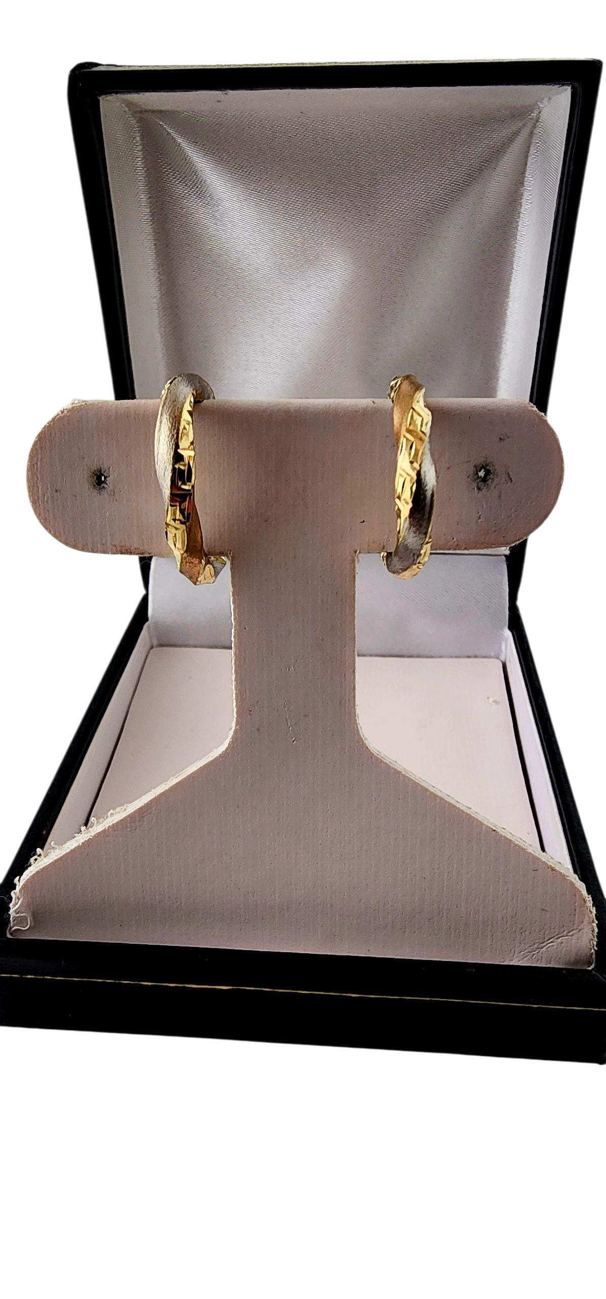 10k Tri-Color Gold Diamant-Schliff und strukturierte ovale gedrehte Ohrringe #23096 im Zustand „Gut“ im Angebot in Washington Depot, CT