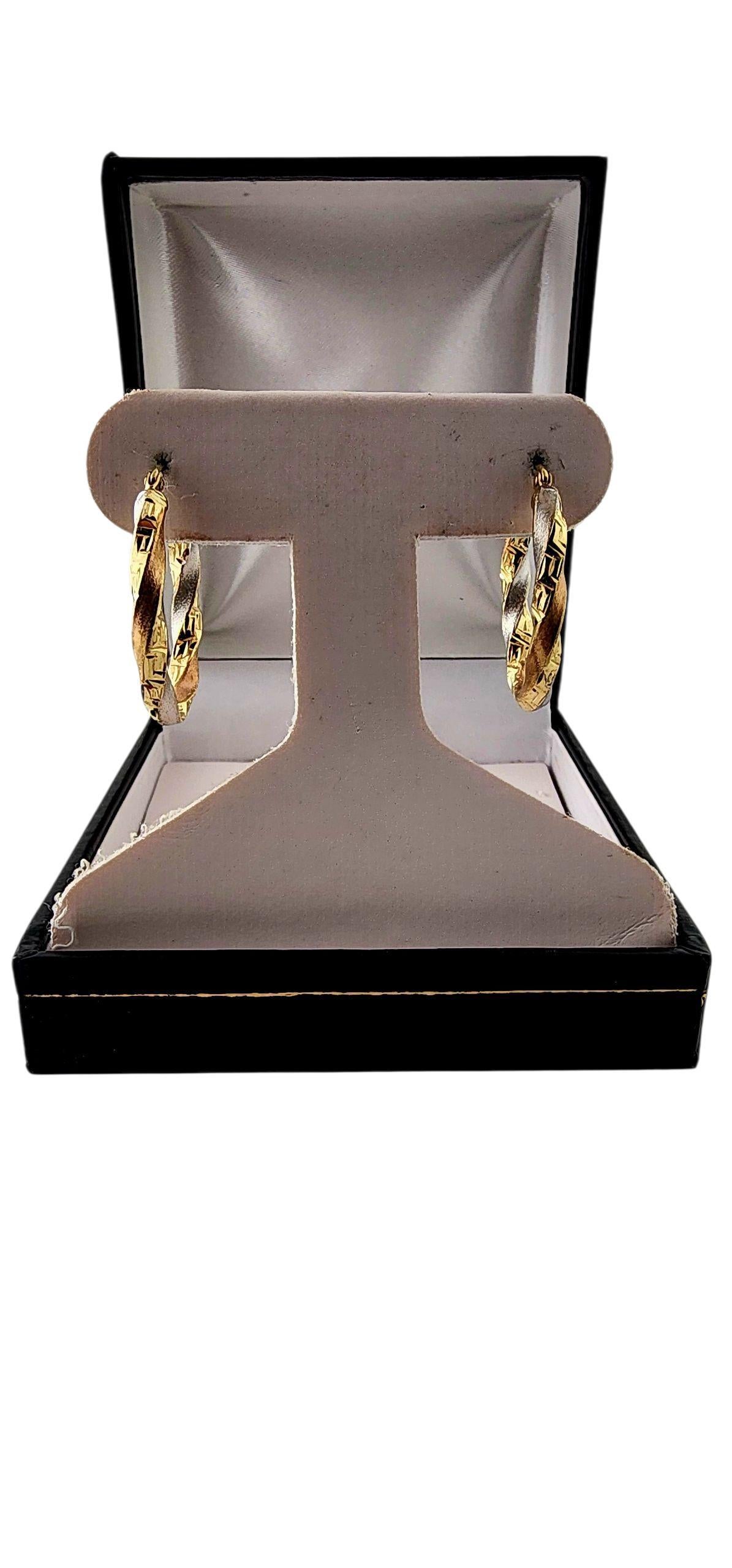 10k Tri-Color Gold Diamant-Schliff und strukturierte ovale gedrehte Ohrringe #23096 Damen im Angebot