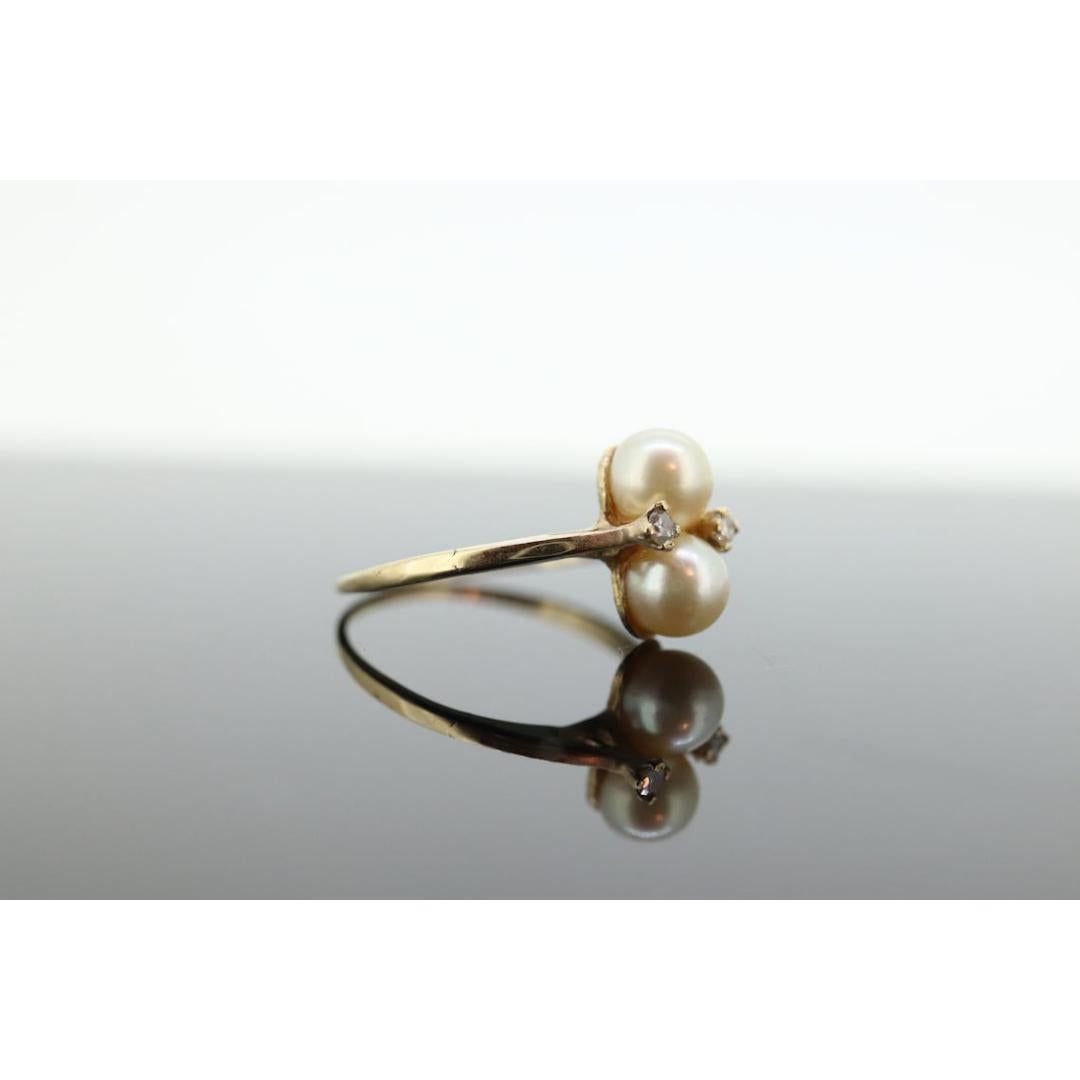 Anillo gemelo de perlas y diamantes de 10k Anillo solitario de oro amarillo de 10k con perla AKOYA en venta 1