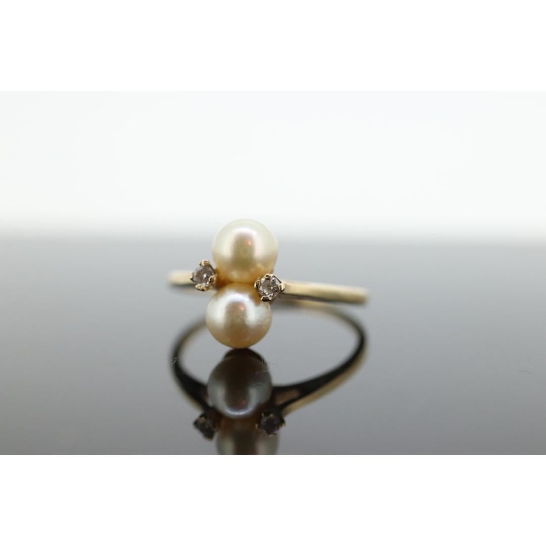 Anillo gemelo de perlas y diamantes de 10k Anillo solitario de oro amarillo de 10k con perla AKOYA en venta 2