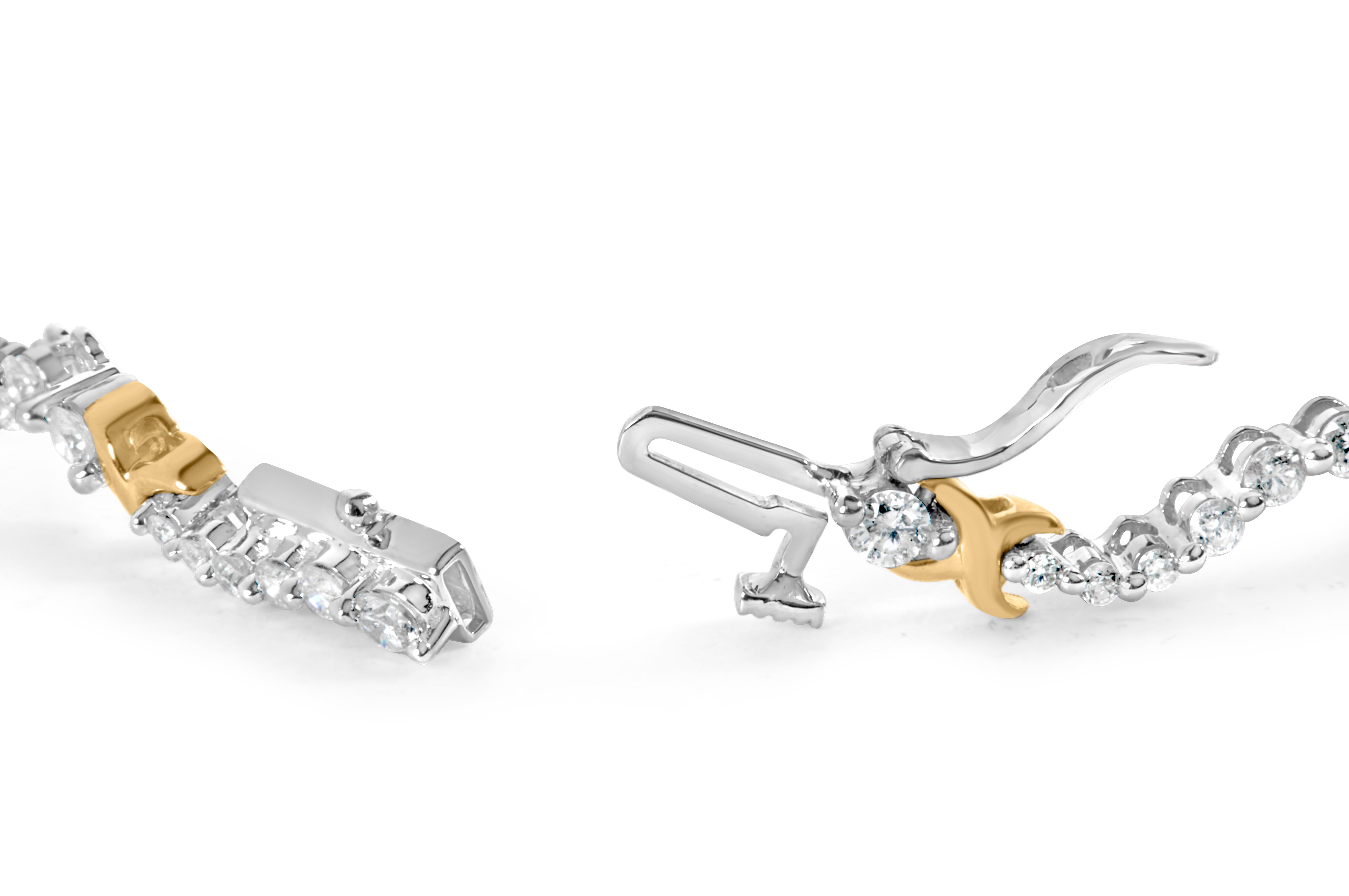 Découvrez le summum de l'élégance et du savoir-faire avec ce bracelet en diamants bicolores 10K, au design enchanteur, composé d'une succession rythmée de maillons en 