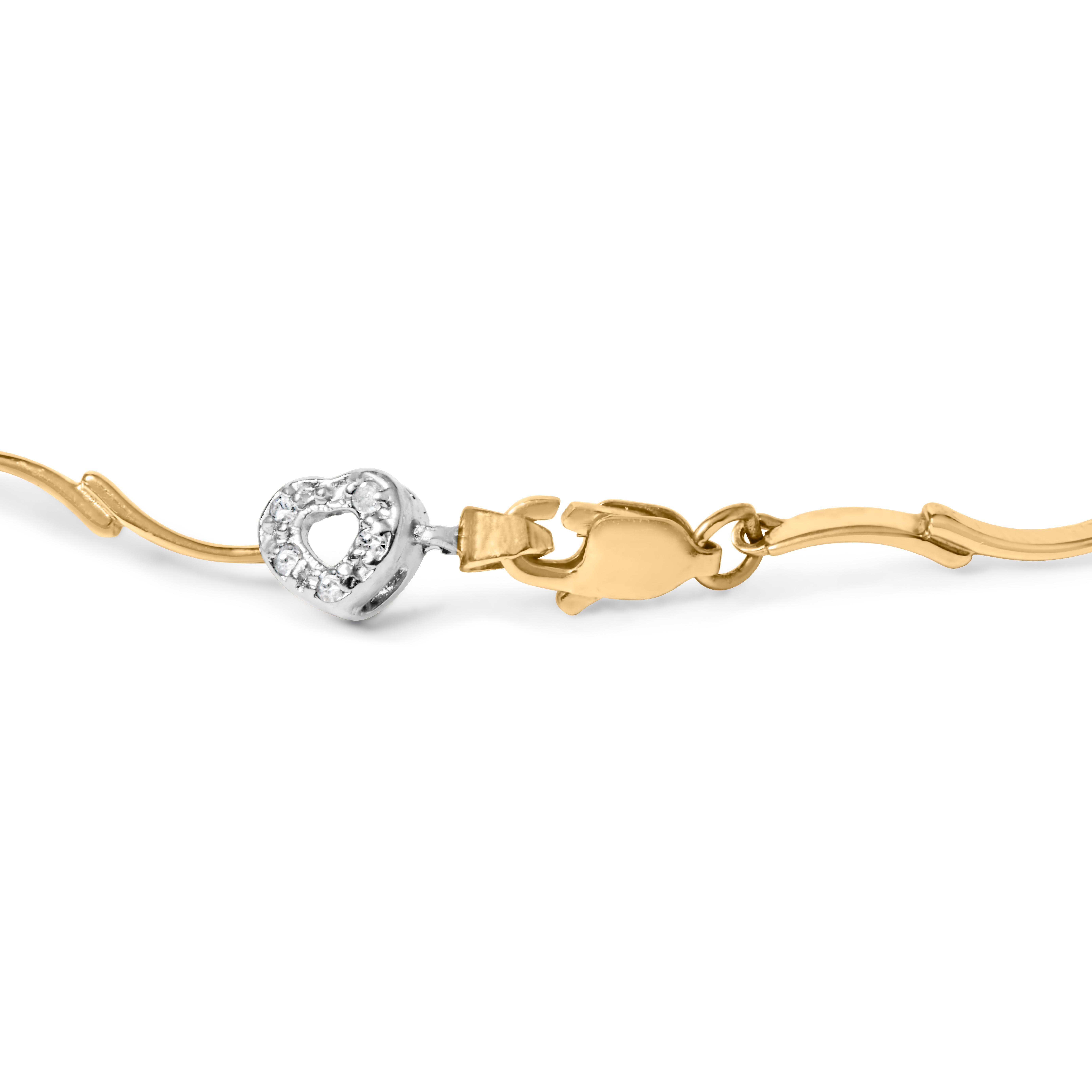 Embrassez l'allure de l'amour éternel avec ce captivant bracelet à maillons en S en or bicolore et diamant en forme de cœur. Exquise en or bicolore 10K, cette pièce enchanteresse est ornée de 45 diamants ronds naturels, d'un poids total de 1/3