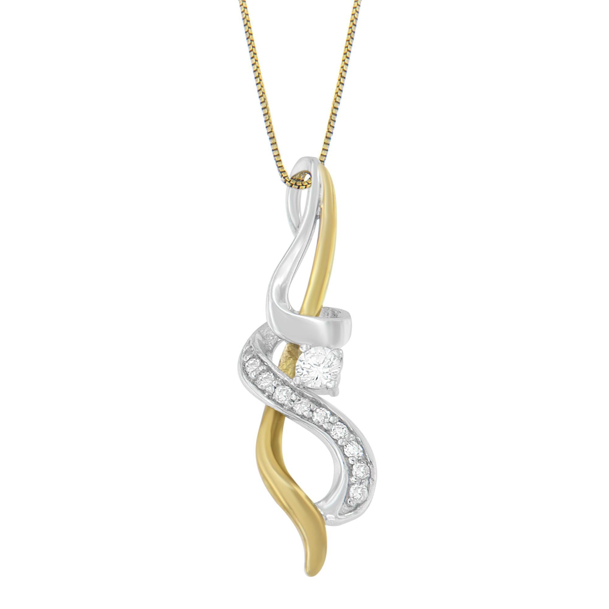 Completa il tuo splendido look con questo ciondolo a spirale intrecciata. Realizzato in oro 10 carati bicolore bianco e giallo, ha un design unico. L'abbellimento con diamanti scintillanti a taglio rotondo aggiunge un tocco di lucentezza a questo