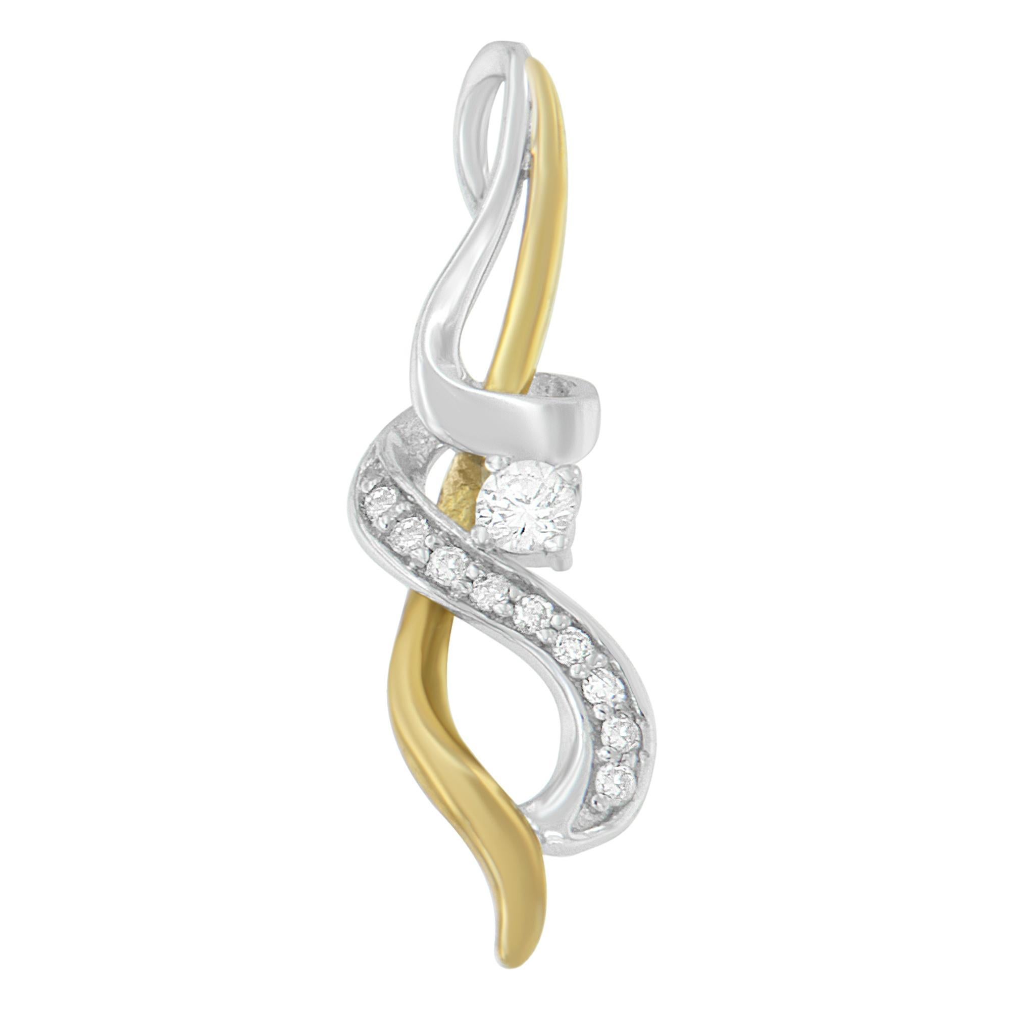 Moderno Collana con ciondolo a volute intrecciate in oro 10K bicolore con diamante da 1/5 carati in vendita