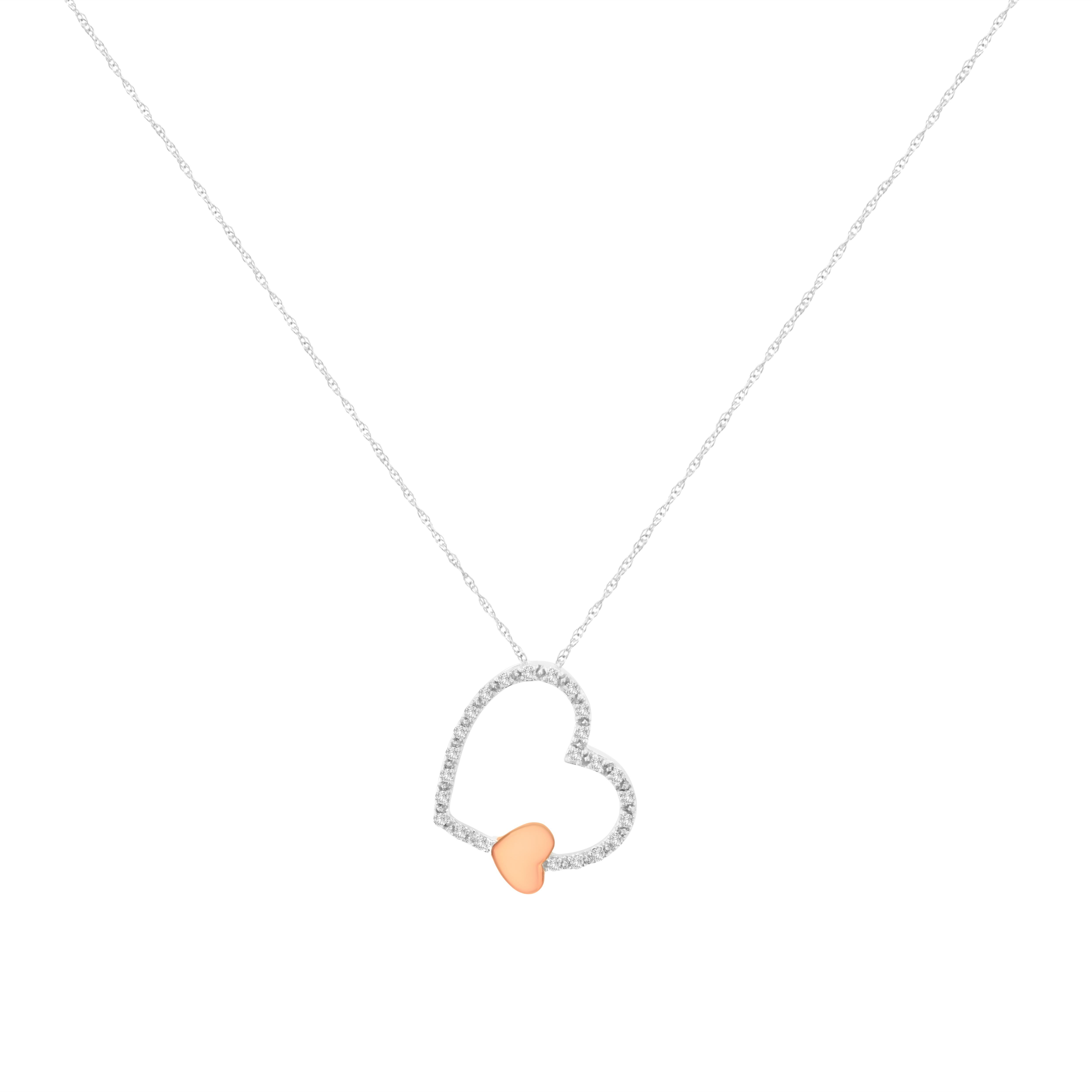 Faites plaisir à votre bien-aimée avec ce pendentif en forme de cœur en or blanc et rose 10 carats scintillant et orné de diamants, suspendu de travers. Ce charmant pendentif présente un petit cœur en or rose sur un grand cœur en or blanc orné de 24