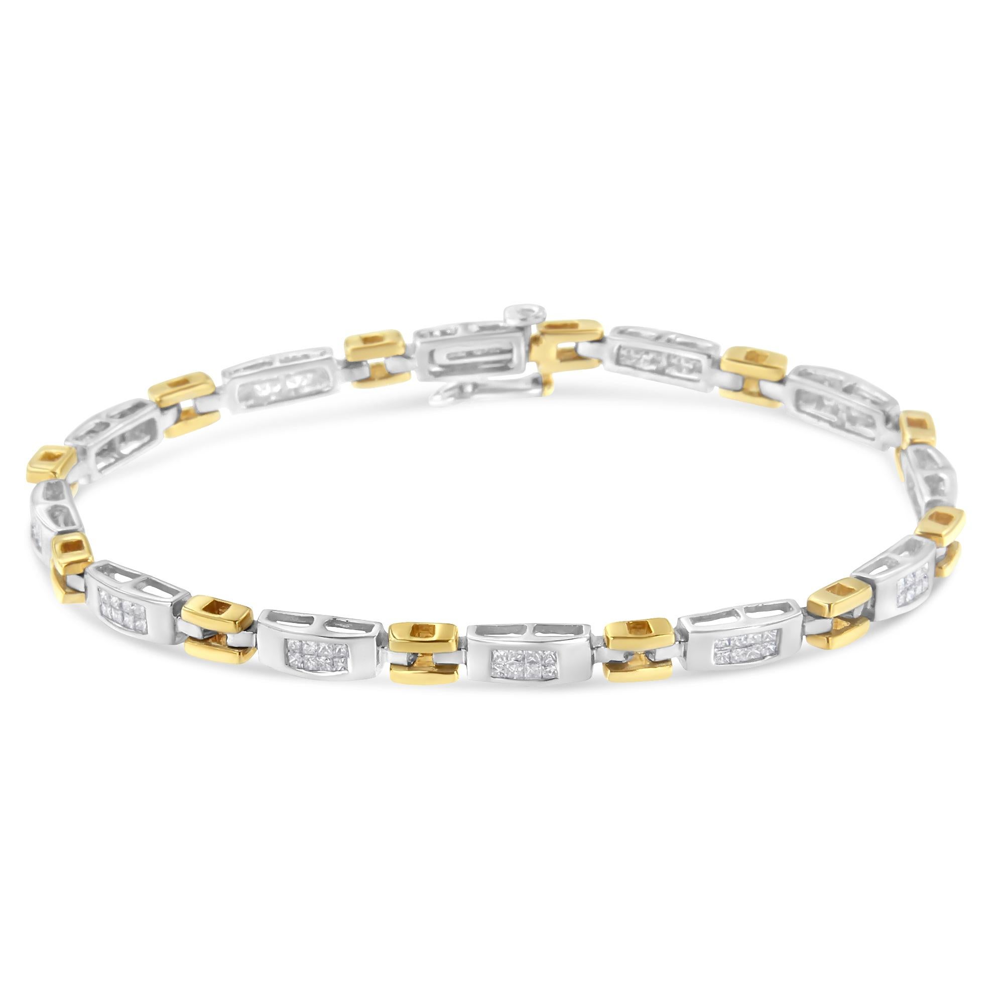 Dieses einzigartige geometrische Armband vereint offene Glieder aus Gelbgold mit diamantbesetzten, rechteckigen Bändern aus Weißgold. In einem auffälligen, ineinander greifenden Muster leuchtet jeder Stein im Prinzessinnenschliff hell auf und macht