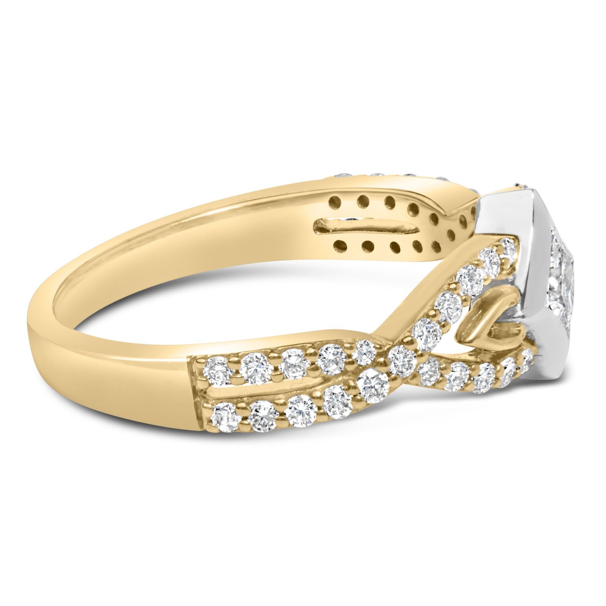 Immergiti nell'intricata bellezza di questo affascinante anello bicolore, meticolosamente realizzato in oro 10K. Questo pezzo squisito affascina con un diamante centrale taglio princess, del peso di 1/3 di carato, incastonato in un castone unico che