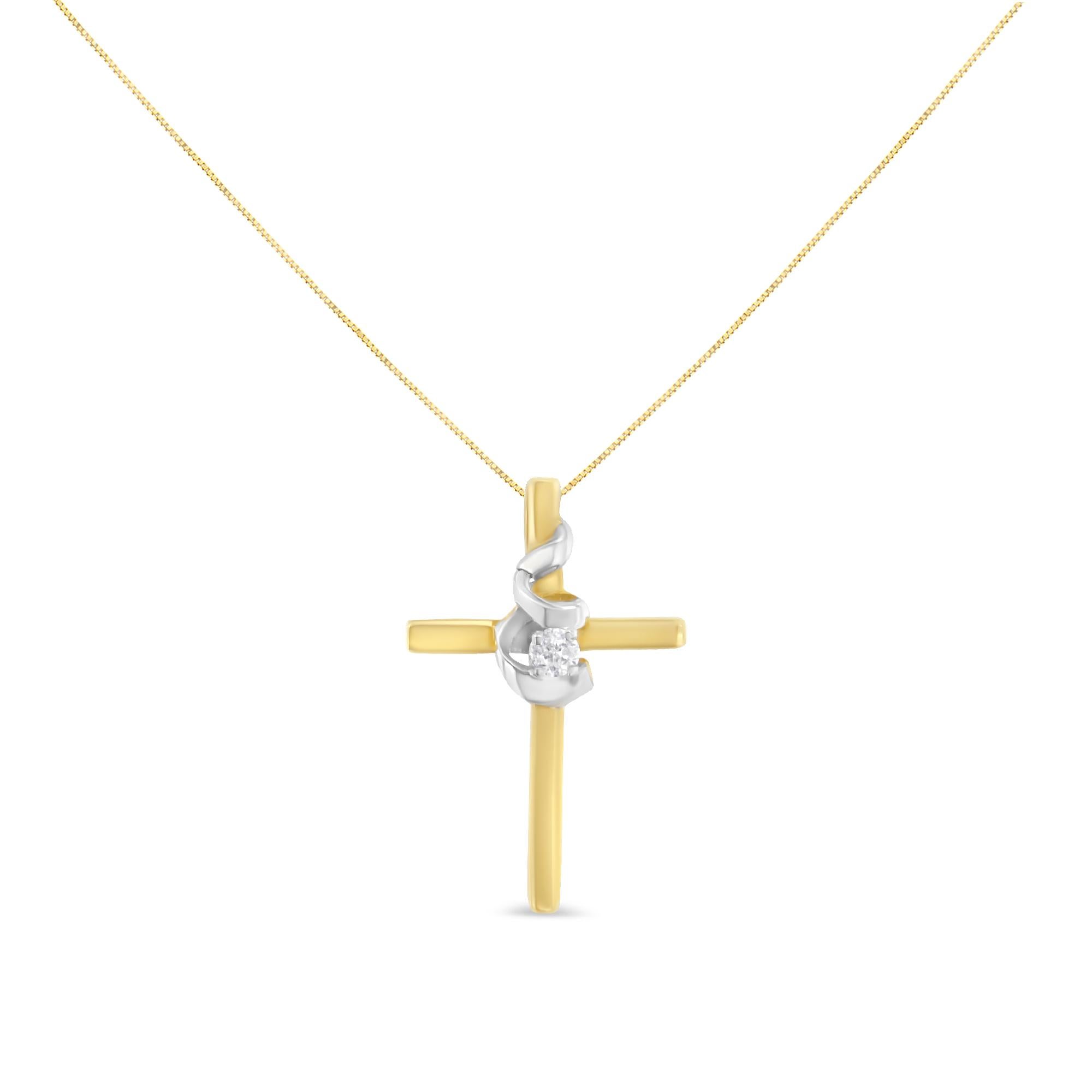 Con un turbinio di diamanti scintillanti al centro, questo grazioso ciondolo a forma di croce in oro giallo è un modo bellissimo per esprimere la tua fede ogni giorno. Questo ciondolo pende da una catena a scatola lunga 18'' con chiusura ad anello.