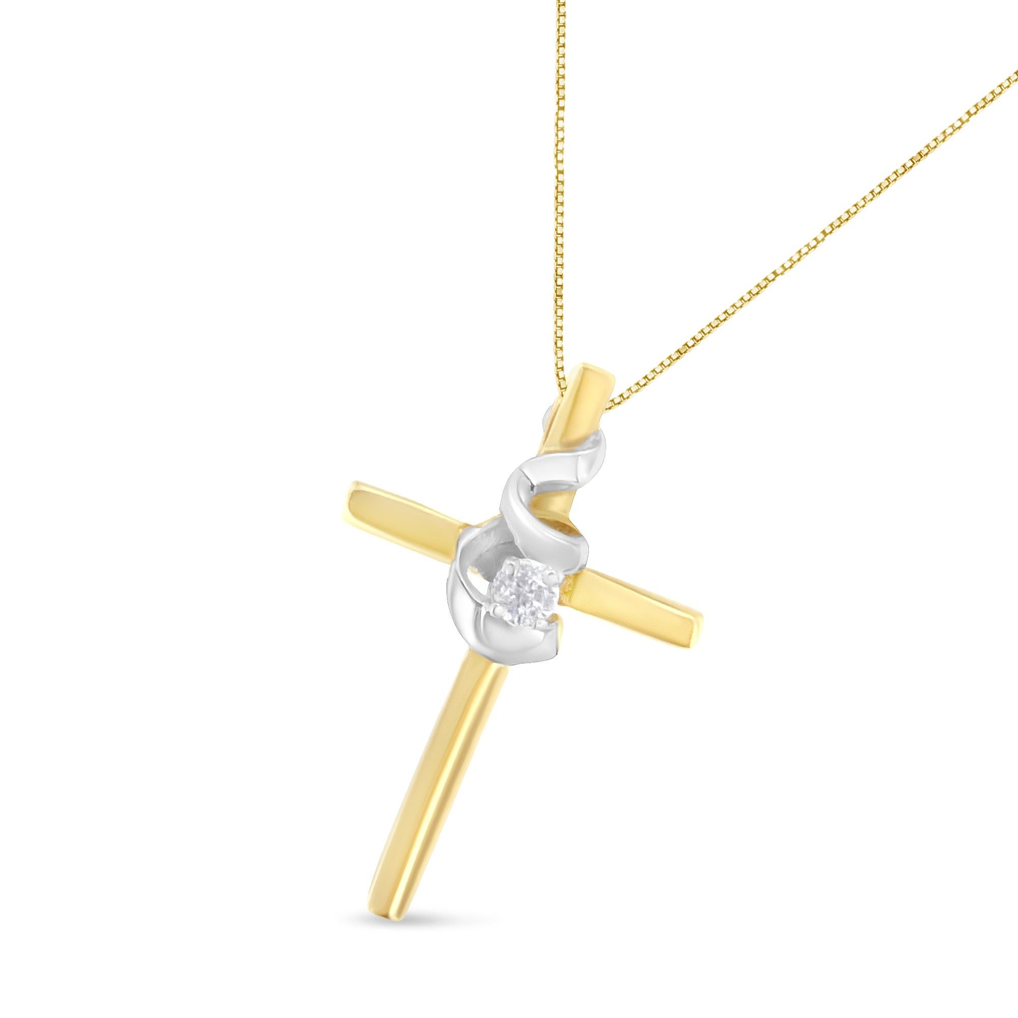 Contemporaneo Collana con ciondolo a croce in oro bicolore 10K con accenti di diamanti in vendita