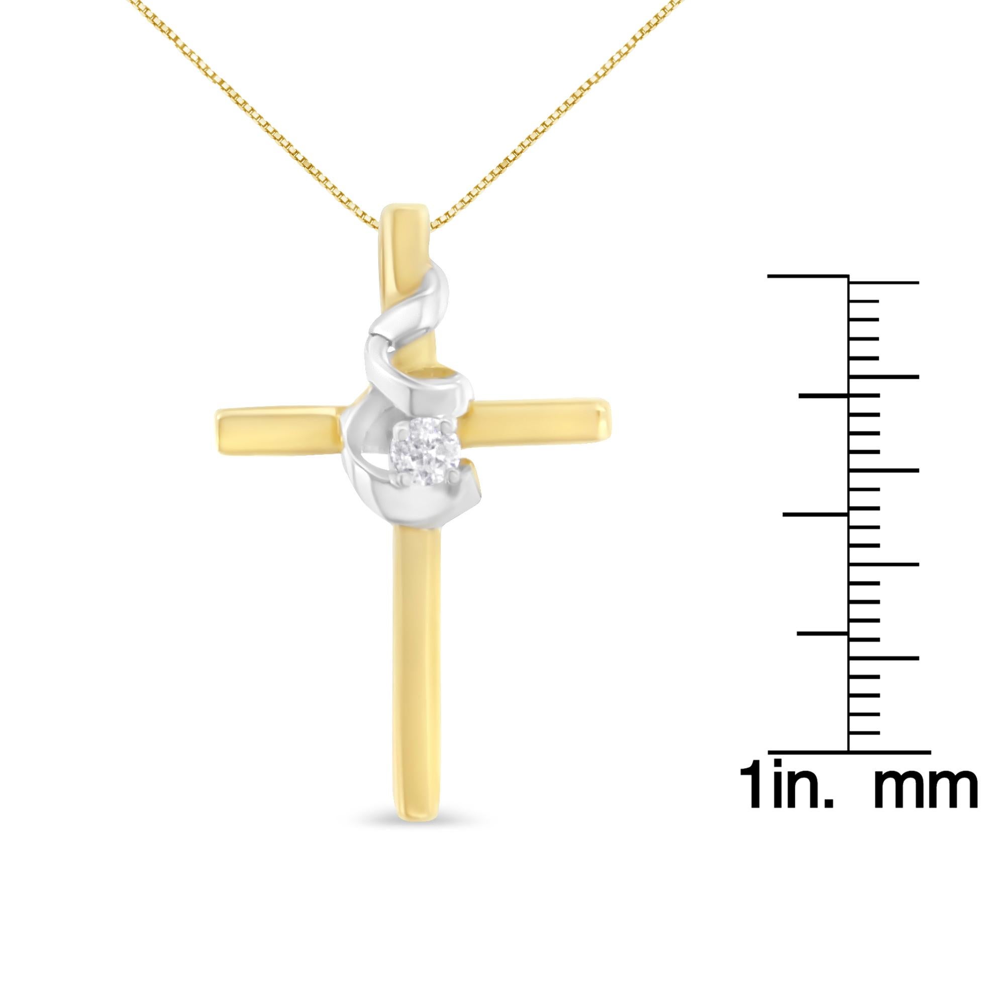 Collana con ciondolo a croce in oro bicolore 10K con accenti di diamanti In condizioni Nuovo in vendita a New York, NY