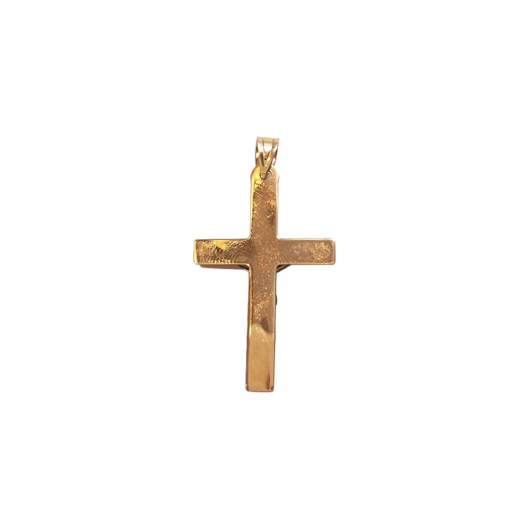 Pendentif crucifix en or blanc et jaune 10K bicolore 

Pendentif creux minutieusement détaillé avec représentation du crucifix en or blanc sur une croix en or jaune.

Poinçon : 10K RL

Poids : 0,5 dwt/ 0,73 g

Longueur avec écrous : 33.12 mm

Taille