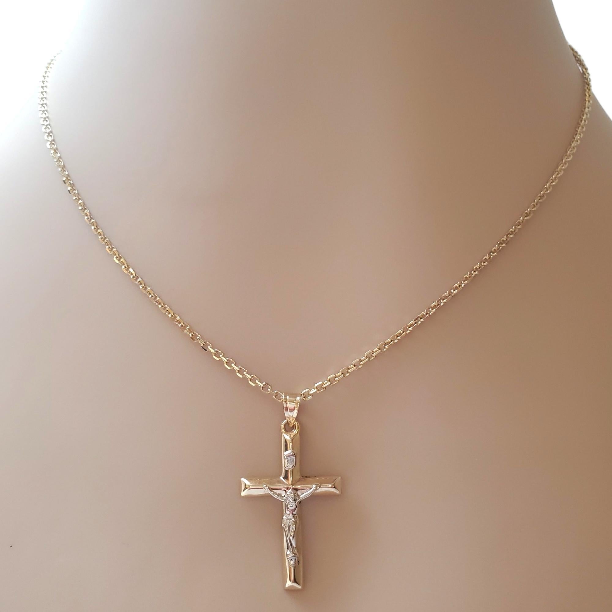 Pendentif crucifix bicolore en or blanc et jaune 10 carats n° 17508 en vente 1