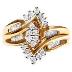 Anillo de diamantes redondos y talla baguette con cabeza de pera compuesta, bicolor, de 10 quilates y 1/2 quilate