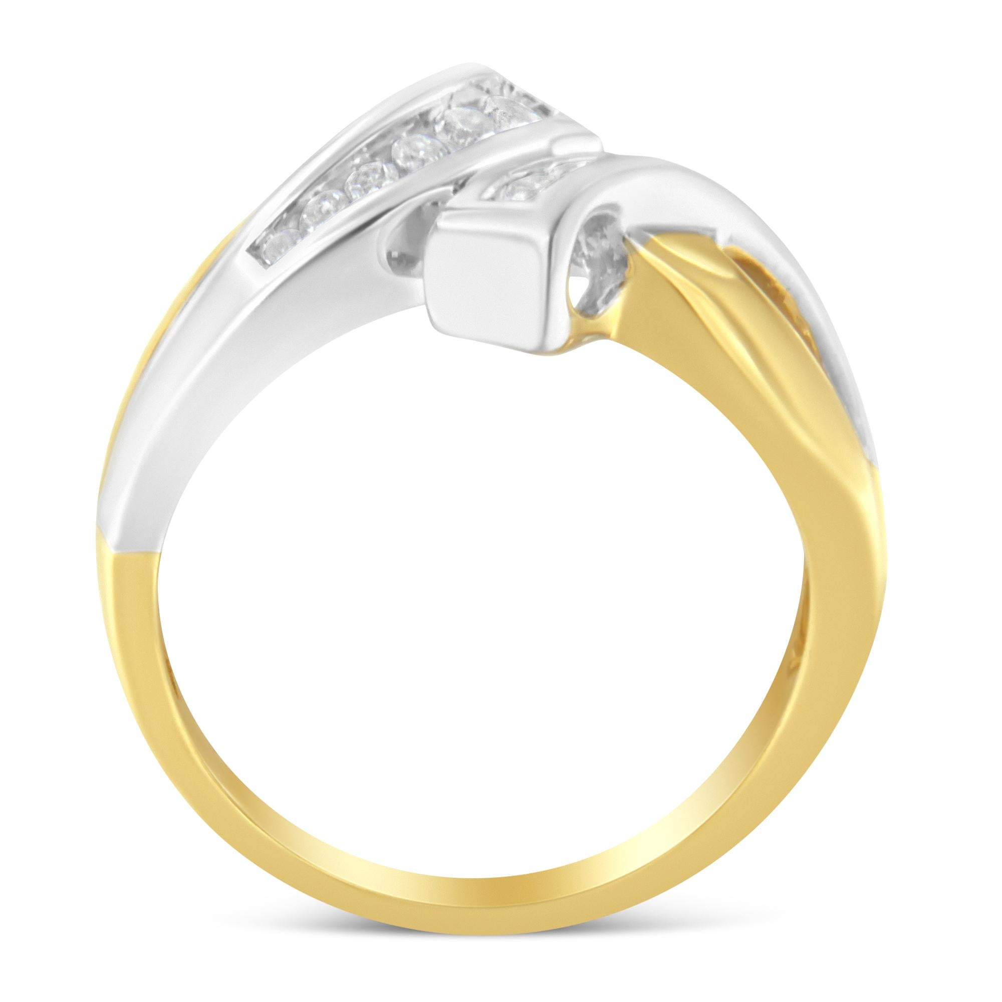 Realizzato in oro 10 carati bicolore, questo elegante anello con gambo diviso è attraversato da un nastro curvo in oro bianco tempestato di radiosi diamanti da 1/4 di carato. Diventerà sicuramente un punto fermo del guardaroba.

Caratteristiche del