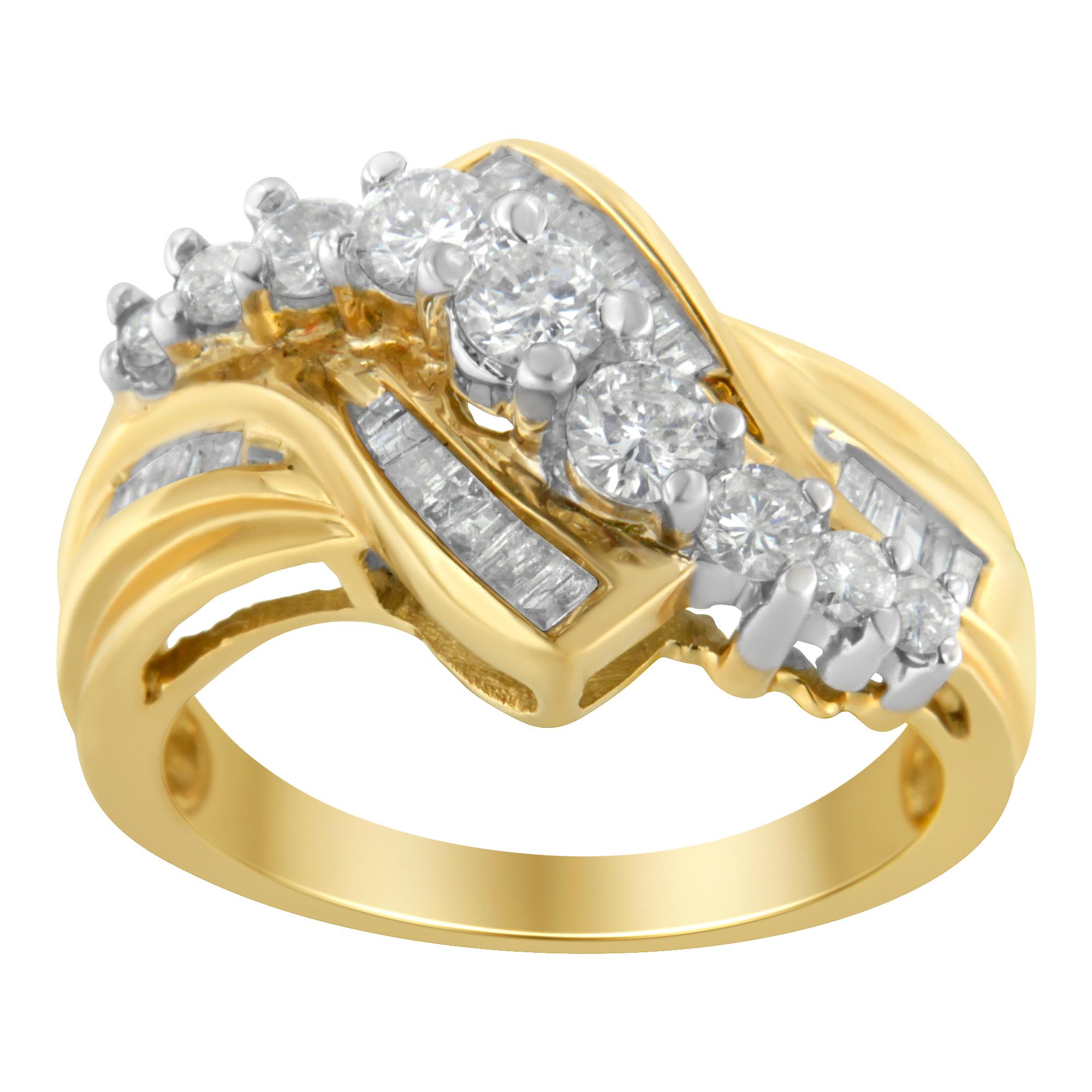 Un anillo bypass de diamantes que presenta una banda en forma de S con diamantes baguette y redondos alternados. Realizado en oro bicolor de 10 quilates, tiene un peso total de diamantes de 1 quilate.

Características del producto:

Tipo de