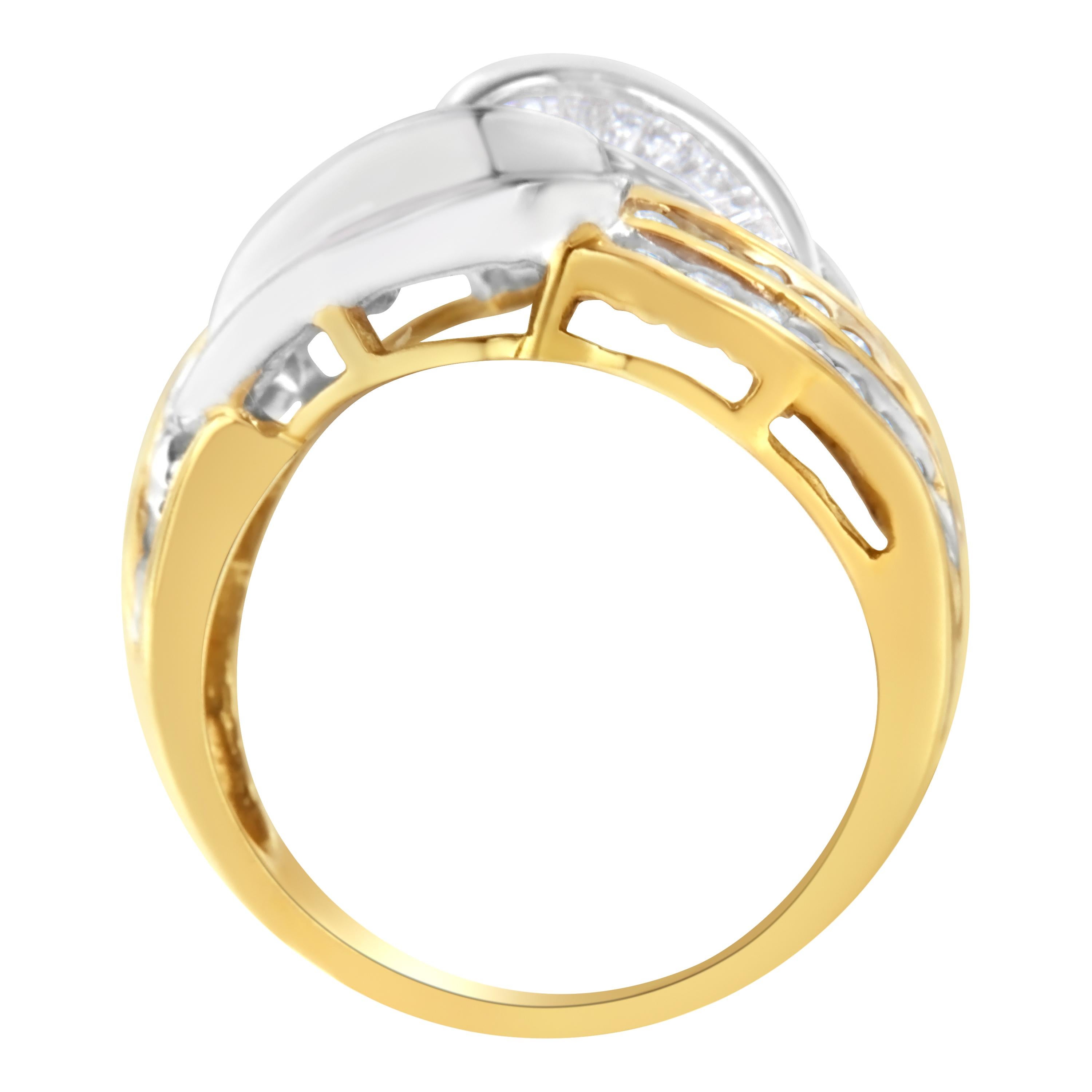 Un anello bypass in oro e diamanti unico nel suo genere. Questo anello è realizzato con 31 diamanti rotondi e 52 diamanti taglio baguette in una montatura a canale. I diamanti, per un peso totale di 1 ct., sono incastonati nel miglior oro 10k