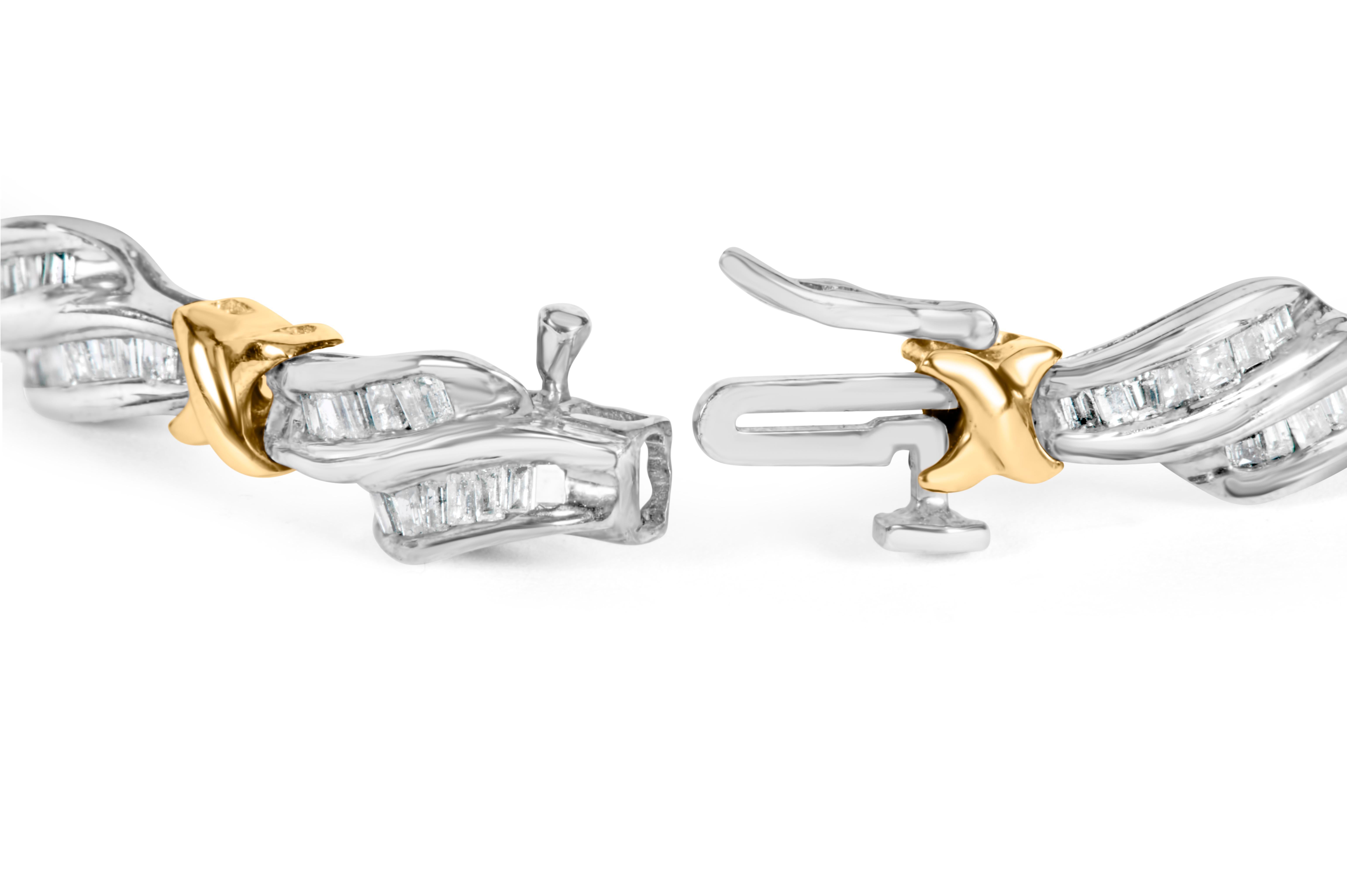 Lassen Sie sich von der luxuriösen Eleganz dieses atemberaubenden Diamantarmbands verzaubern. Dieses aus zweifarbigem 10-karätigem Gold gefertigte Schmuckstück besticht durch sein einzigartiges Flecht- und 
