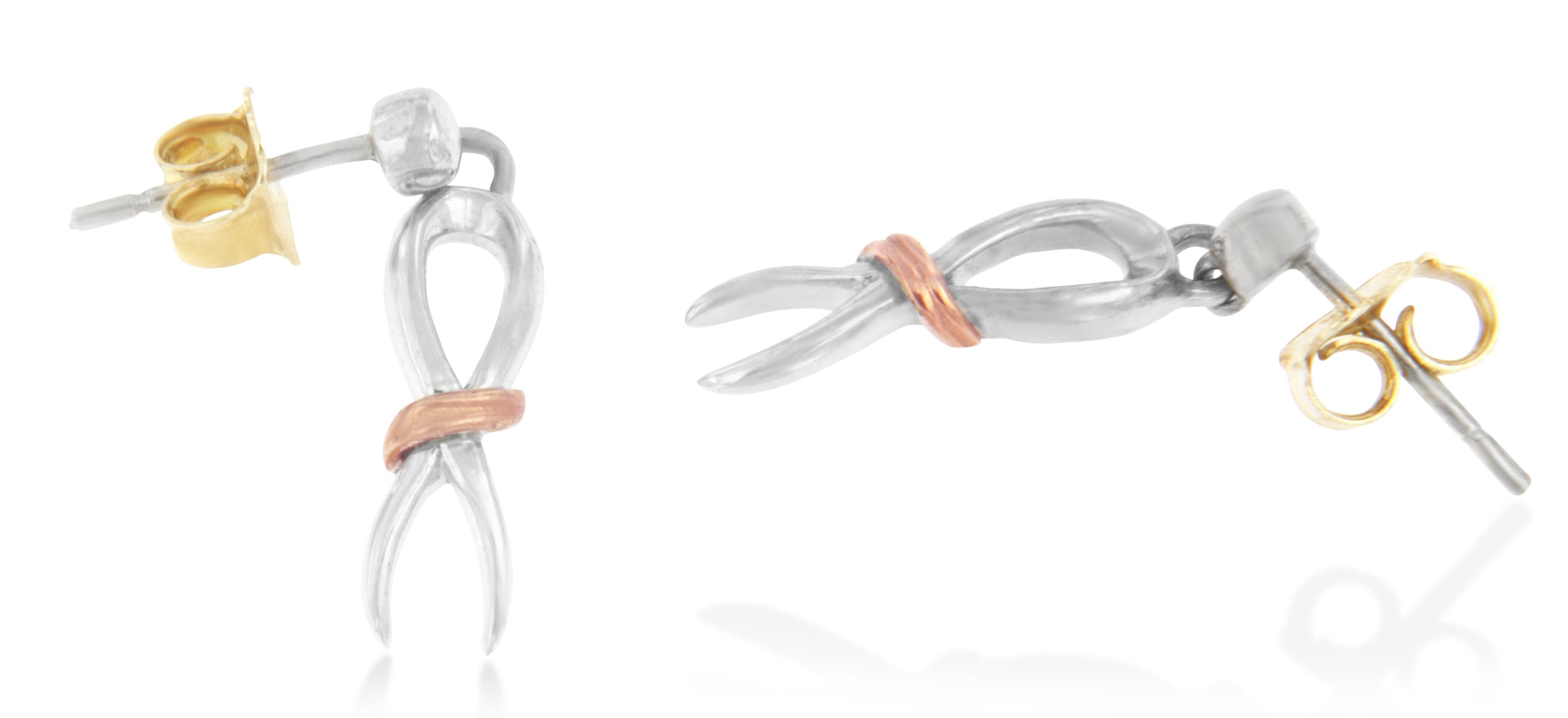 Diese atemberaubenden Ohrringe sind aus 925er Sterlingsilber gefertigt und mit einem Band aus 10-karätiger Goldplattierung verziert. Dieses schicke, zweifarbige Design fängt die Essenz des Bewusstseins ein, symbolisiert durch das polierte Band, das