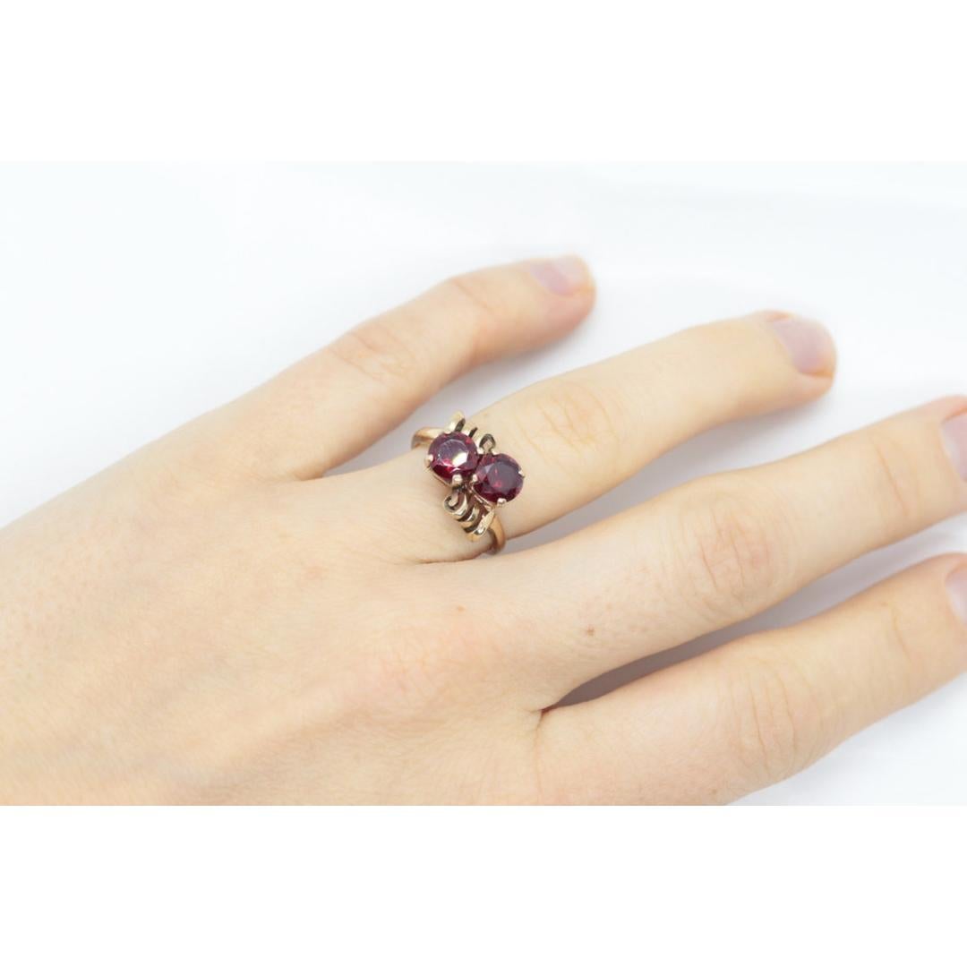 Vintage By aus den 1960er Jahren
MATERIALIEN: Gold
Edelstein: Rubin
Edelsteinfarbe: Rot
Bandfarbe: Gold

Stil: Viktorianisch

Ring mit Rubin im Vintage-Stil. Zwillingsrubine in Bypass-Fassung mit Zacken.

Bedingung: Nichts, was man aus angemessener