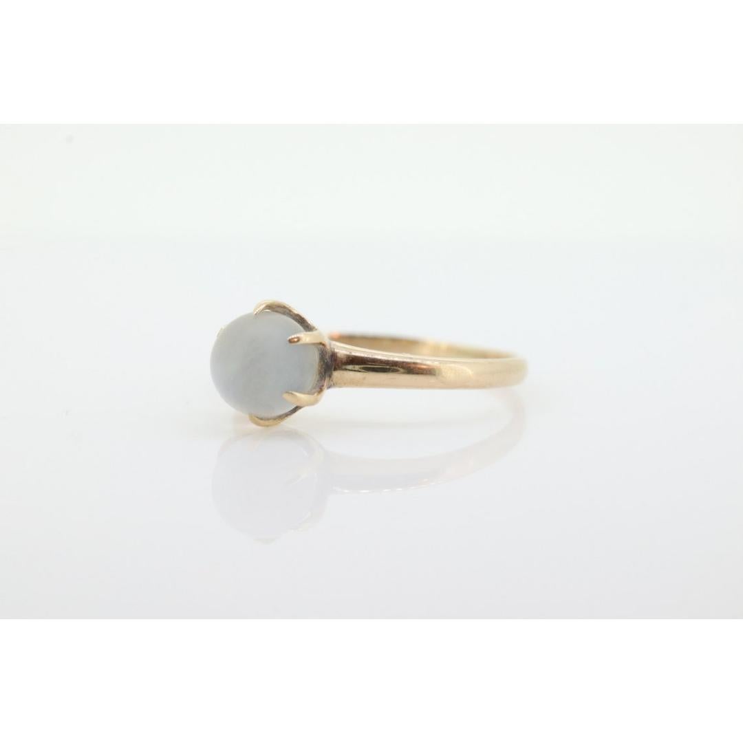 Vintage from the 1920s
Size: 4.75
Materials: Gold
Gemstone: Moonstone
Band Color: Gold

Style: Victorian

Amazing MOONSTONE. Round Sphere set into a Victorian Claw.

Condition: Shows some signs of wear. Antique Jewelry

Details:
5.5mm in diameter