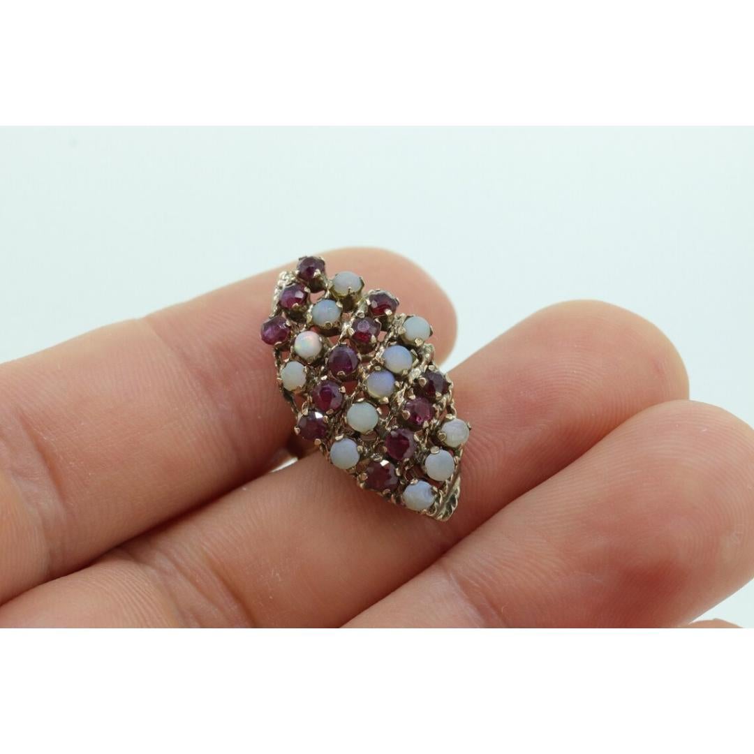 Taille ronde Bague victorienne 10k en opale et grenat. Or jaune 10k avec opale sertie en griffe en vente