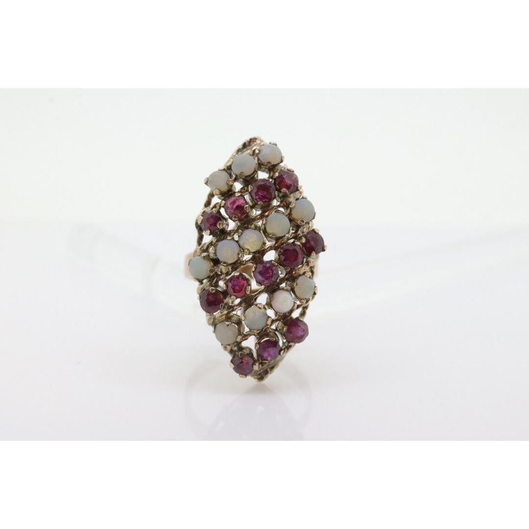 Bague victorienne 10k en opale et grenat. Or jaune 10k avec opale sertie en griffe Bon état - En vente à Port Charlotte, FL